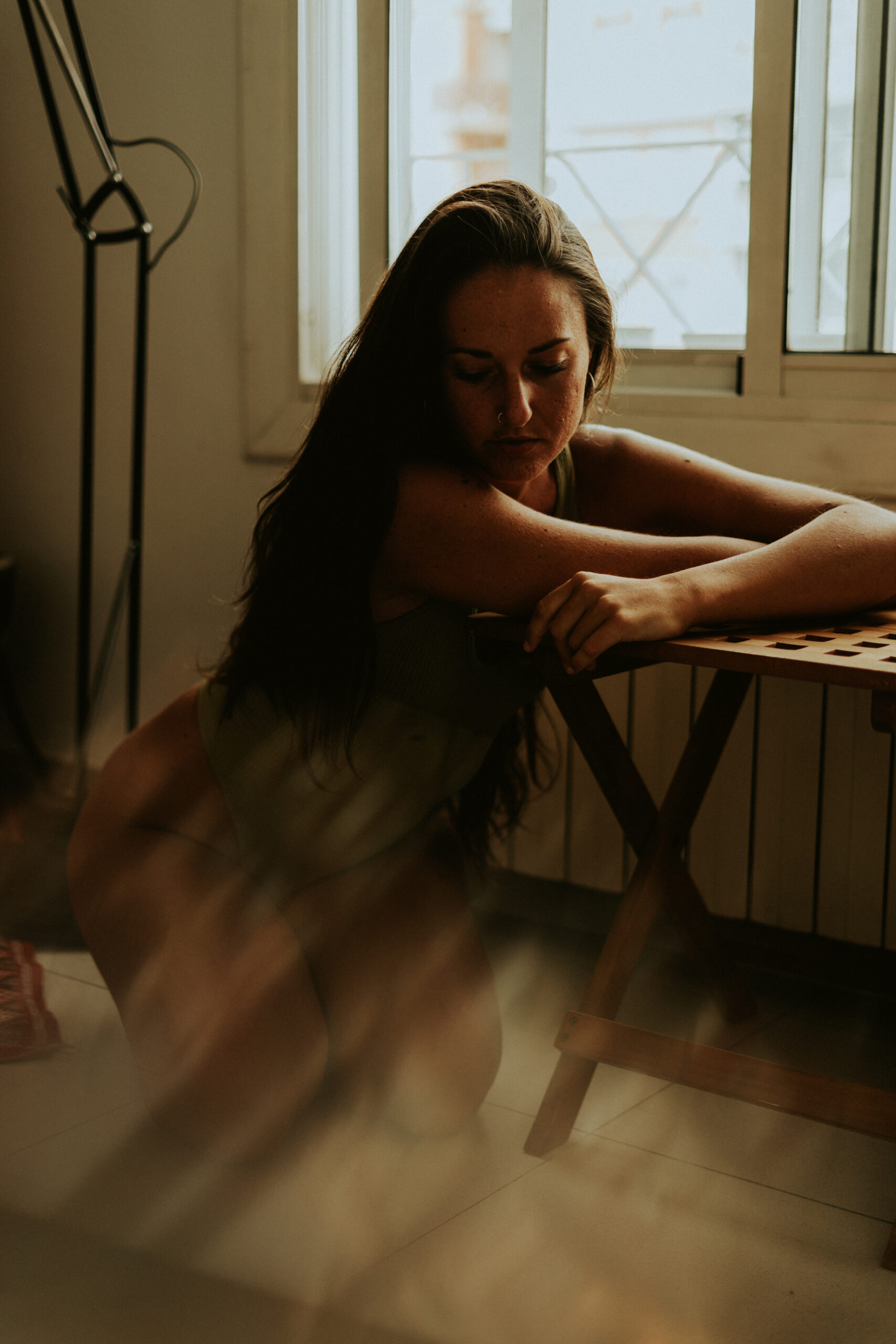 Sesión con modelo en interiores