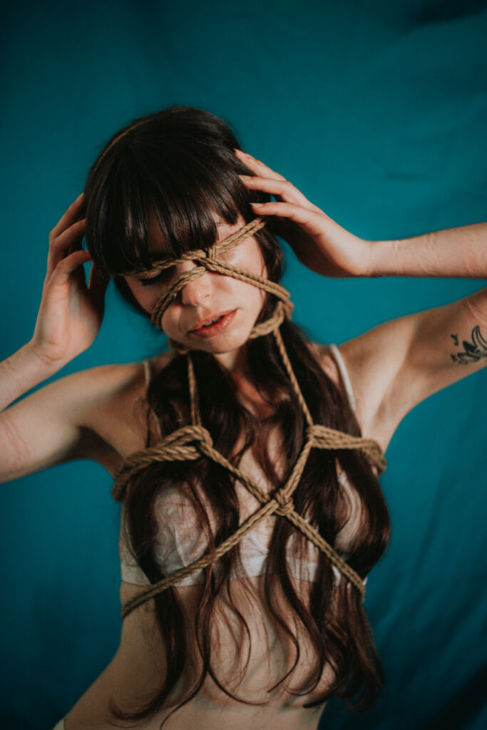 Sesión de shibari en estudio