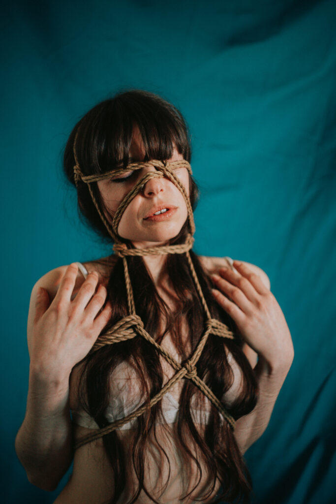 Sesión de shibari en estudio