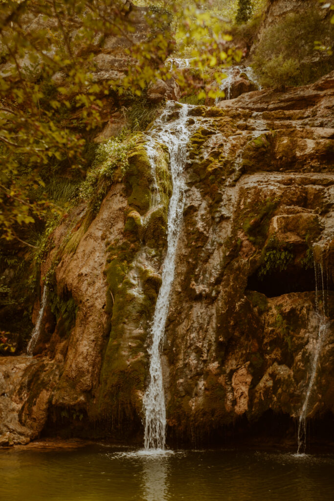Sesión de fotos en la naturaleza, cascadas