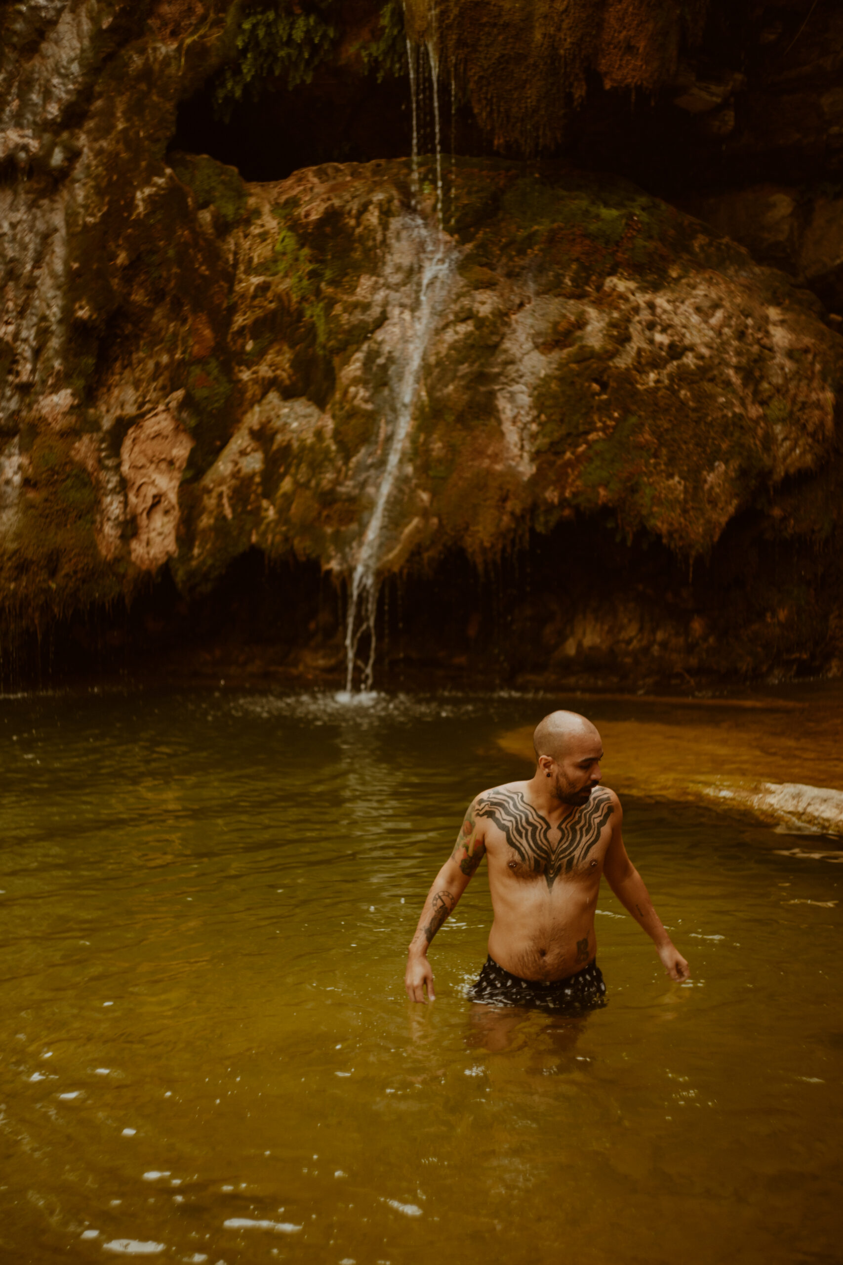 Sesión de fotos en la naturaleza, cascadas