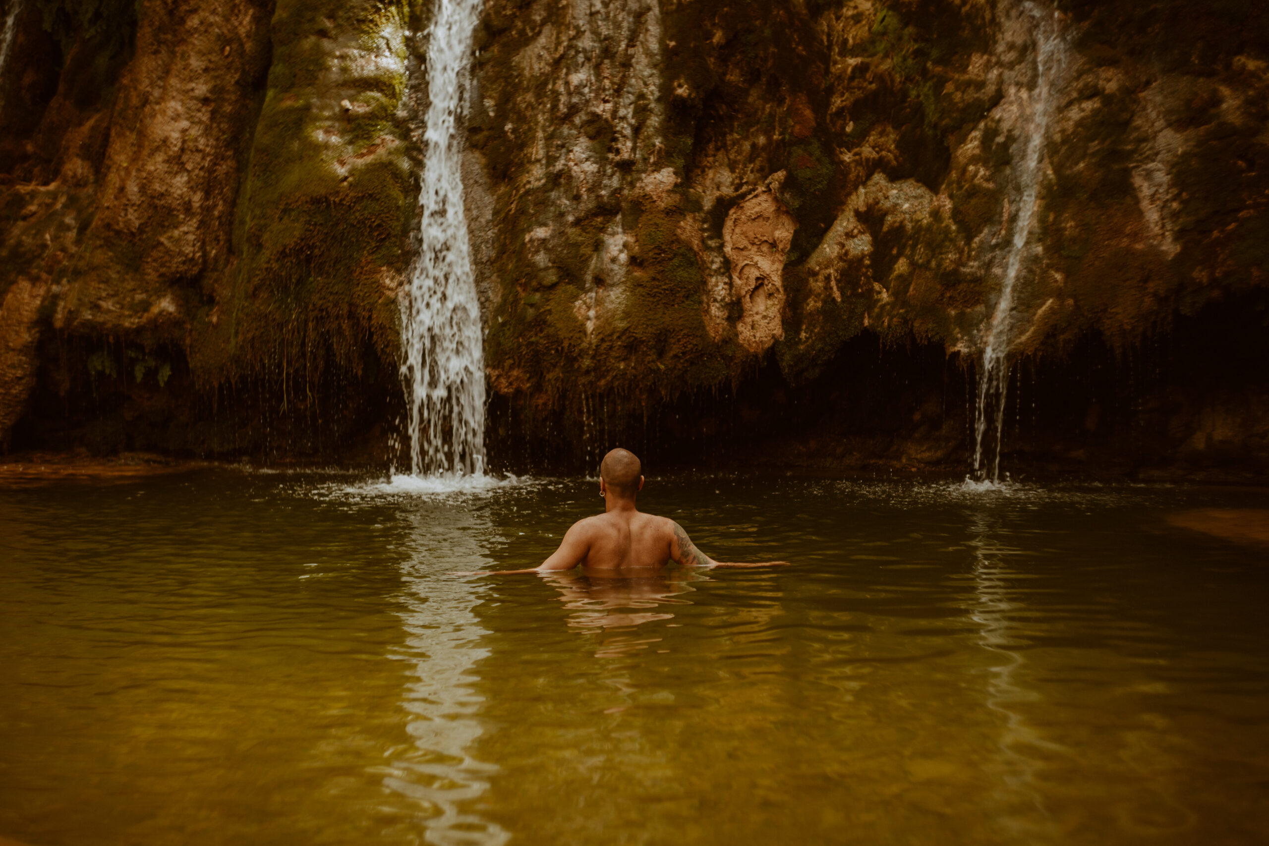Sesión de fotos en la naturaleza, cascadas