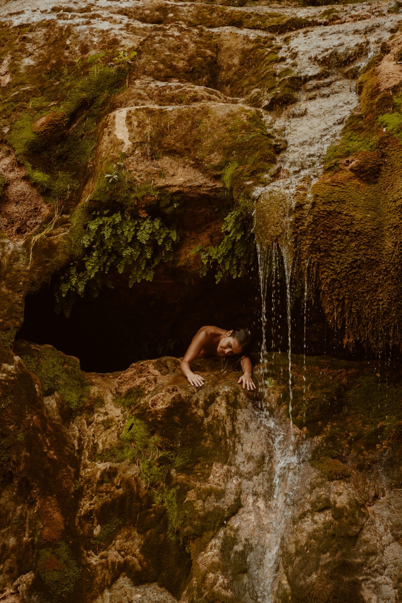 Sesión de fotos en la naturaleza, cascadas