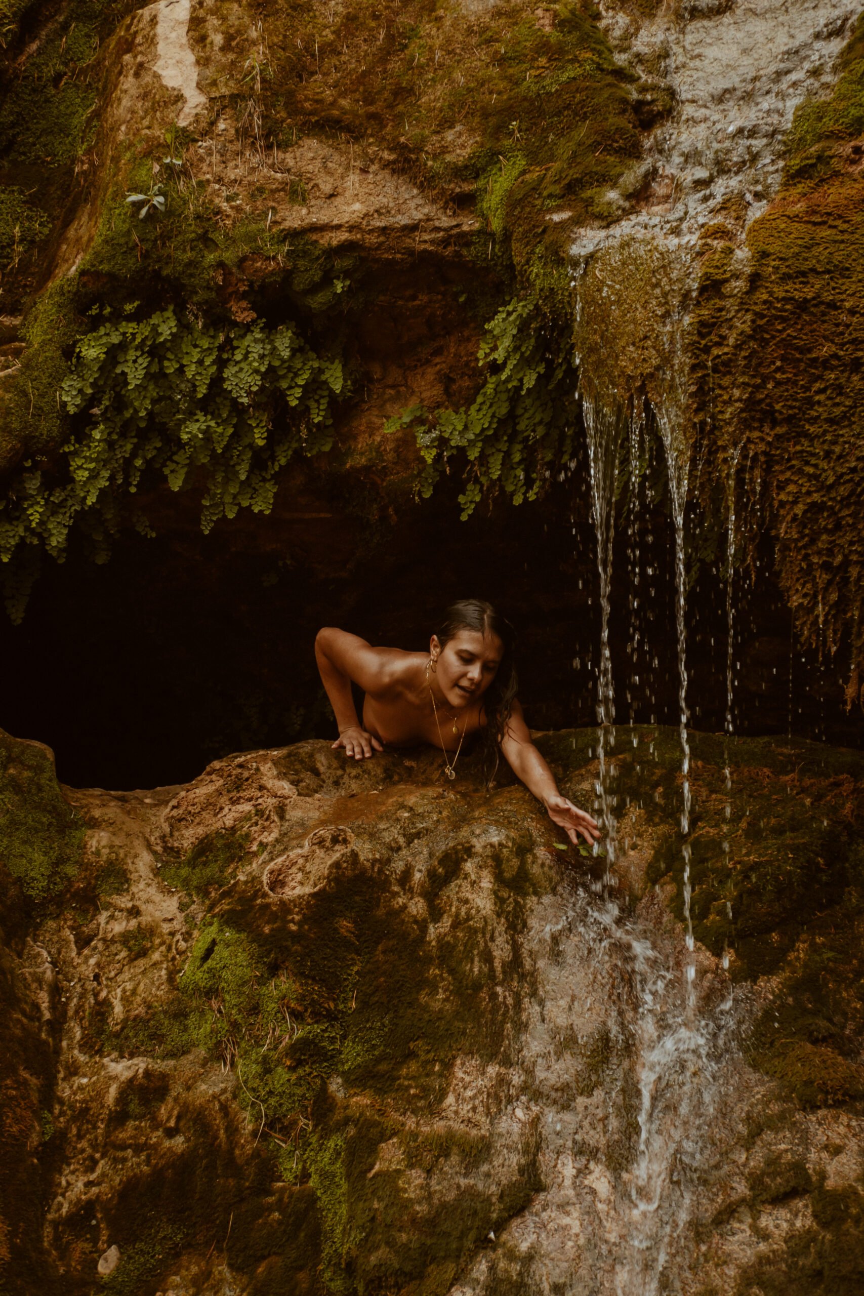 Sesión de fotos en la naturaleza, cascadas