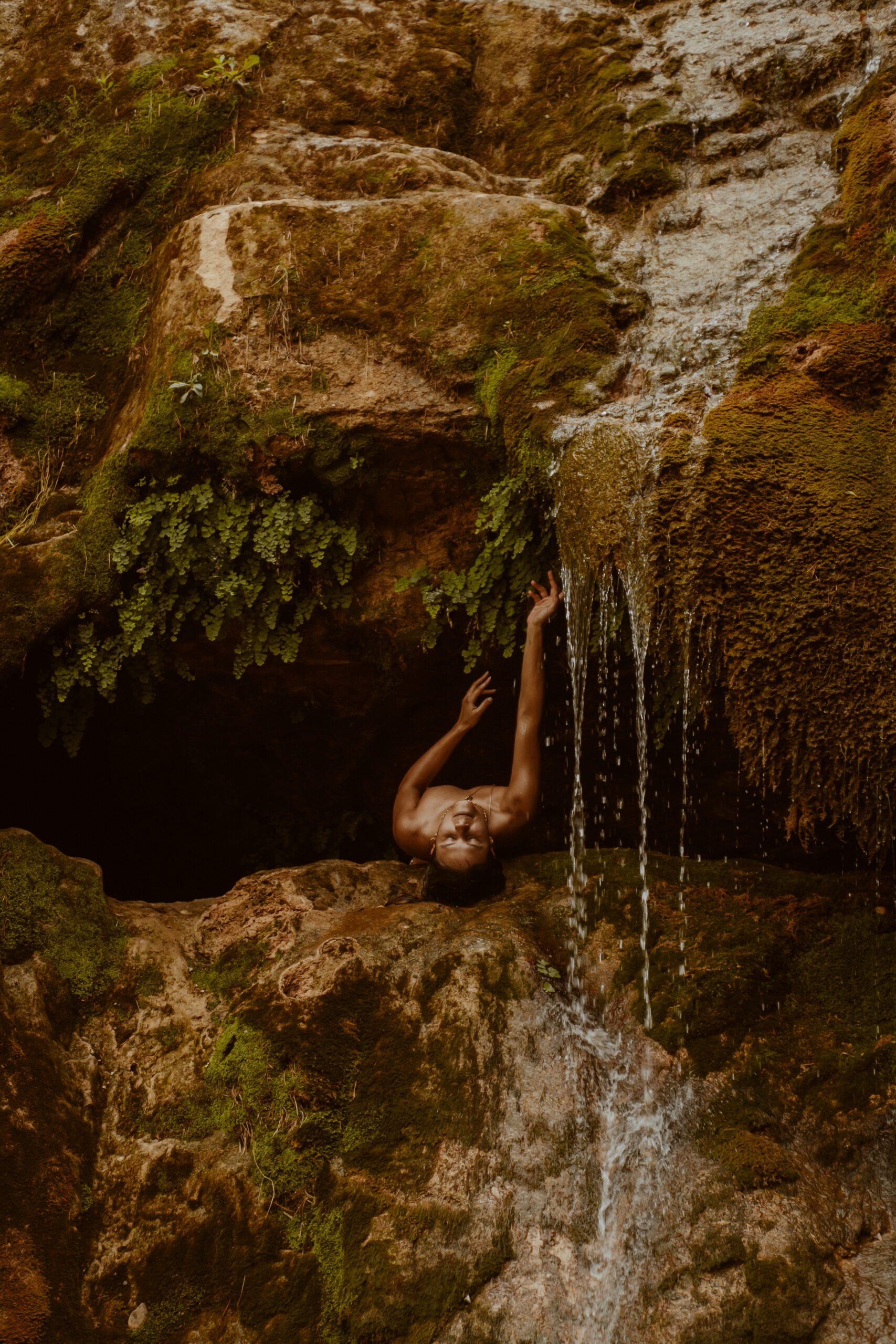 Sesión de fotos en la naturaleza, cascadas