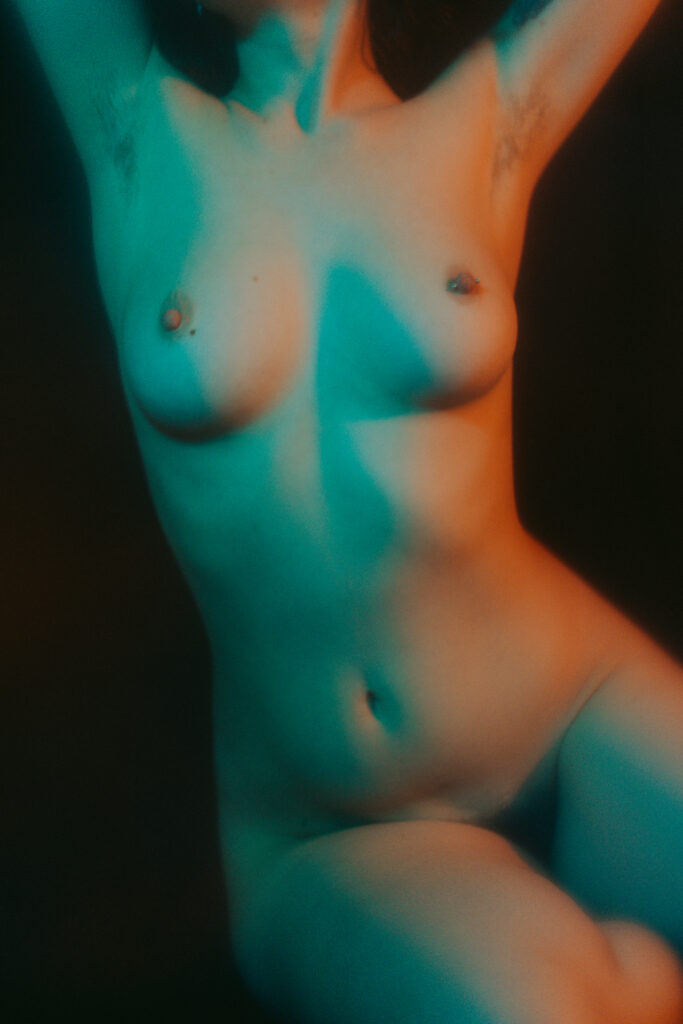 Sesión de fotos con modelo de desnudo en estudio