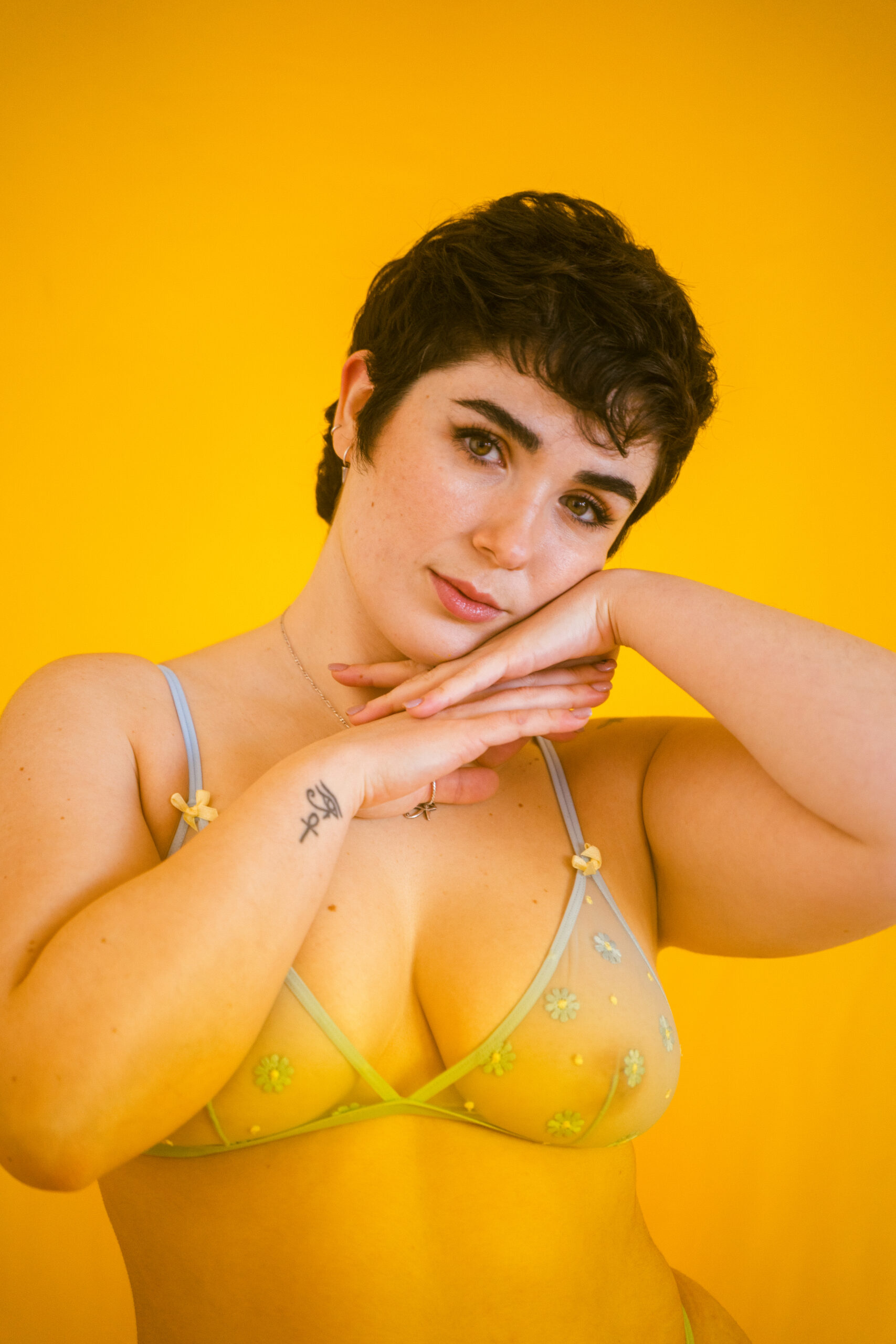 Sesión de fotos con modelo en lencería en estudio