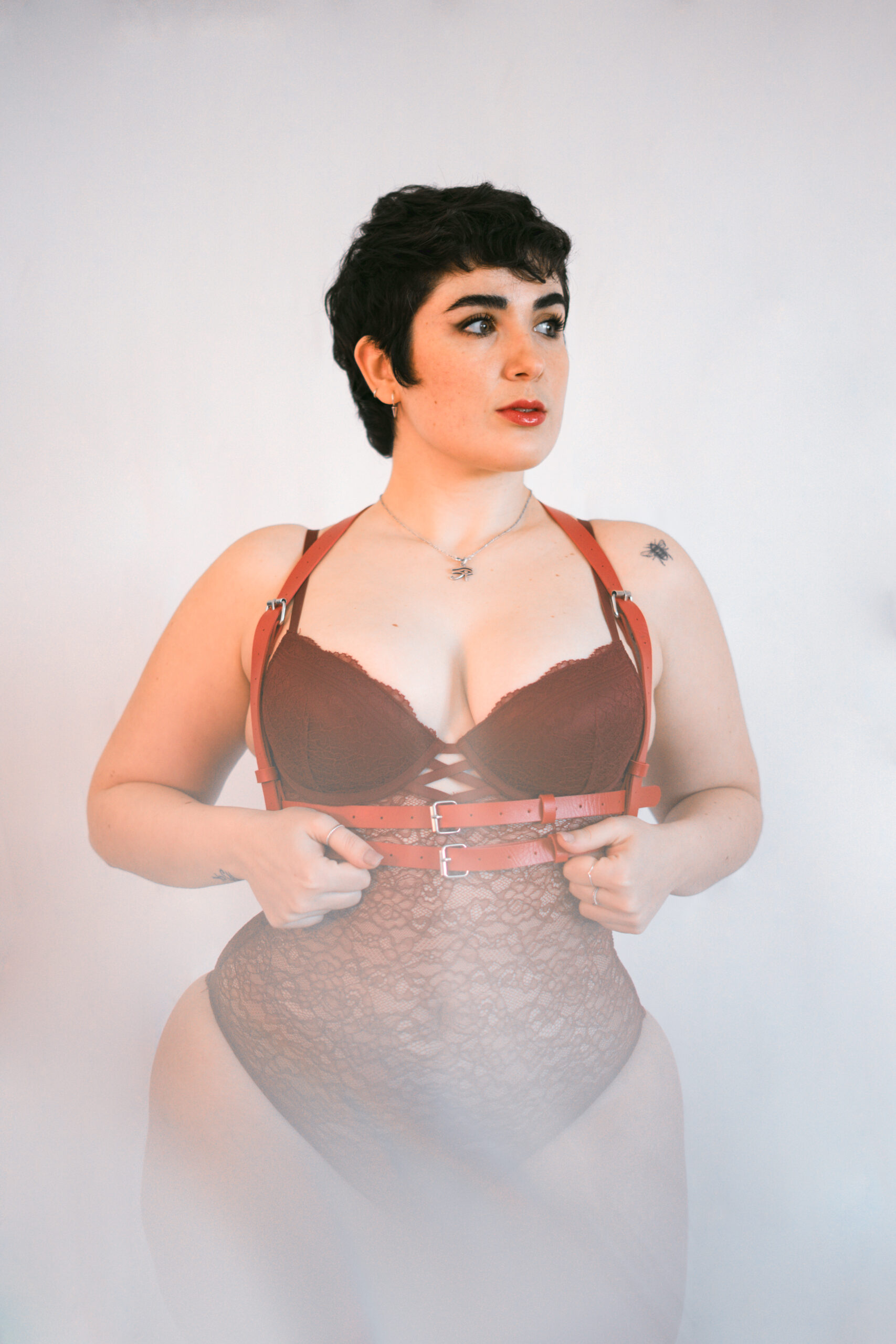 Sesión de fotos con modelo en lencería en estudio