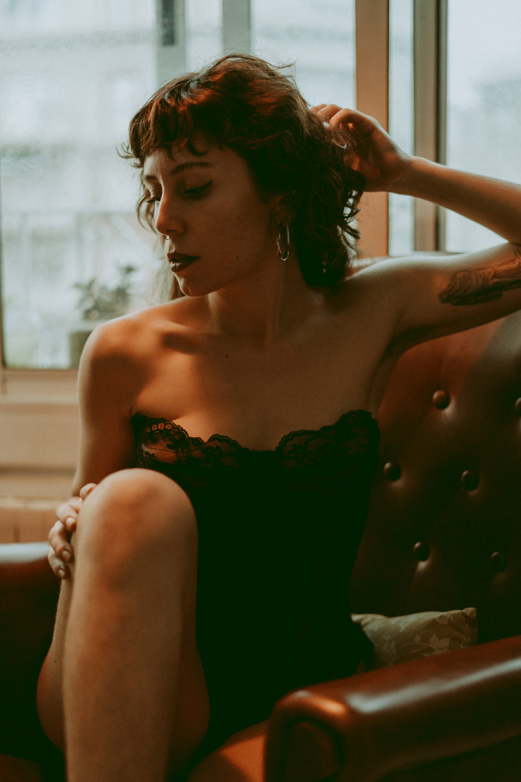 Sesión de fotos con modelo de lencería en interior