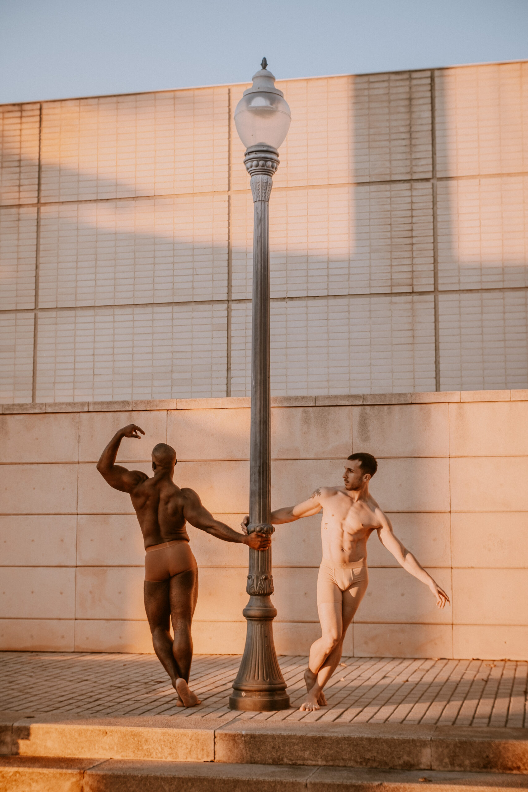 Sesión de fotos de modelos masculinos en ropa interior en la naturaleza