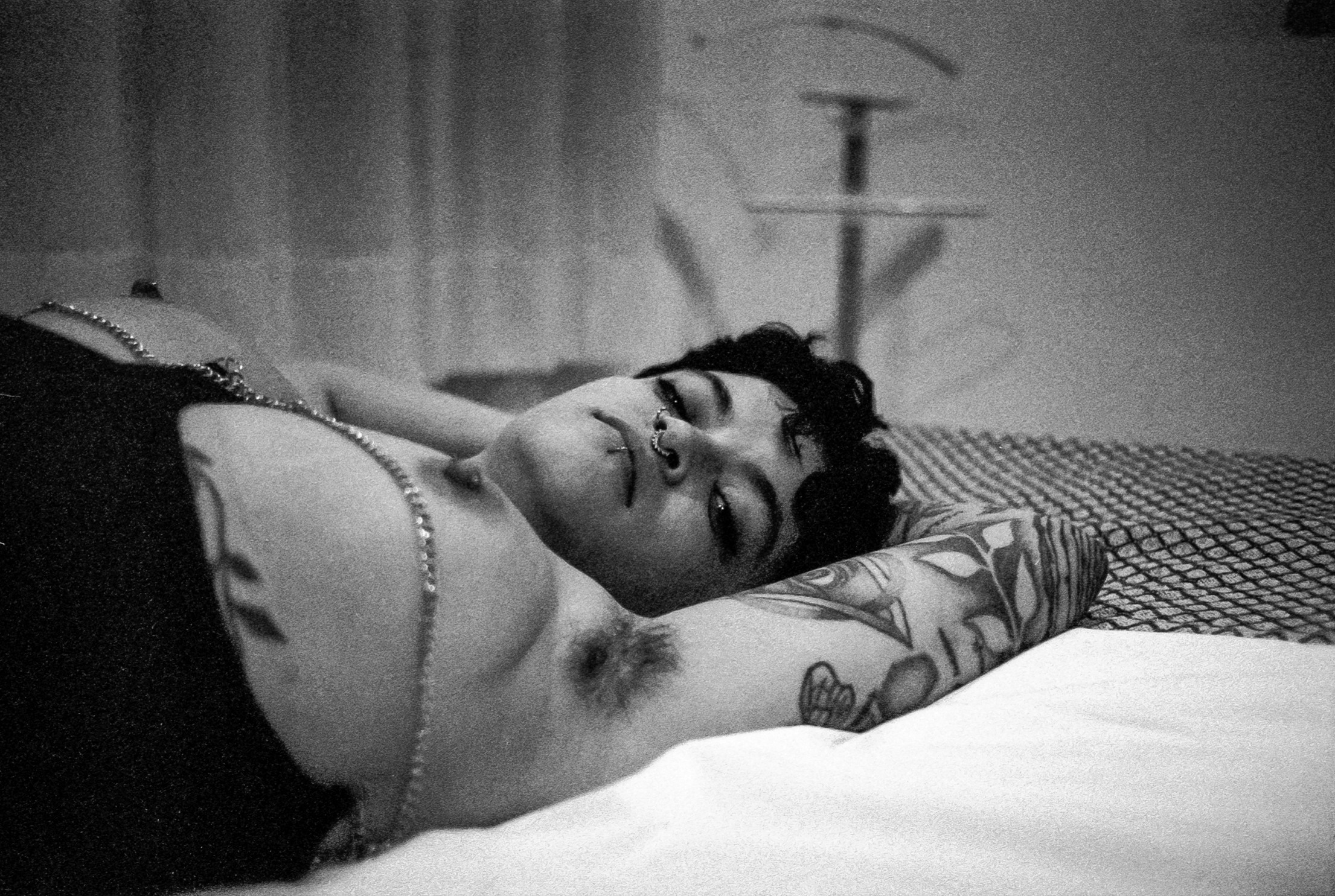Sesión de fotos analógicas de desnudo y lencería con modelo