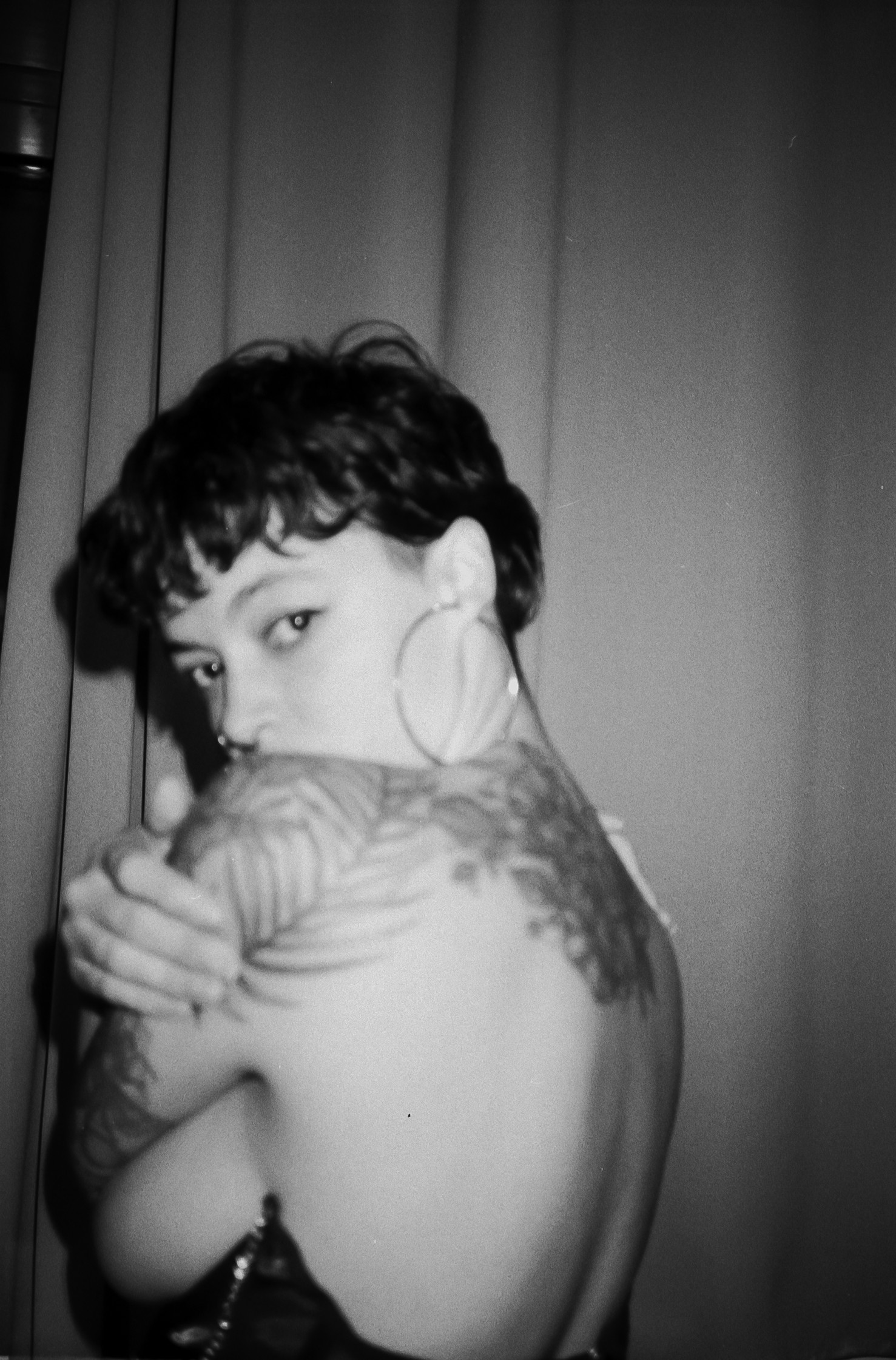 Sesión de fotos analógicas de desnudo y lencería con modelo