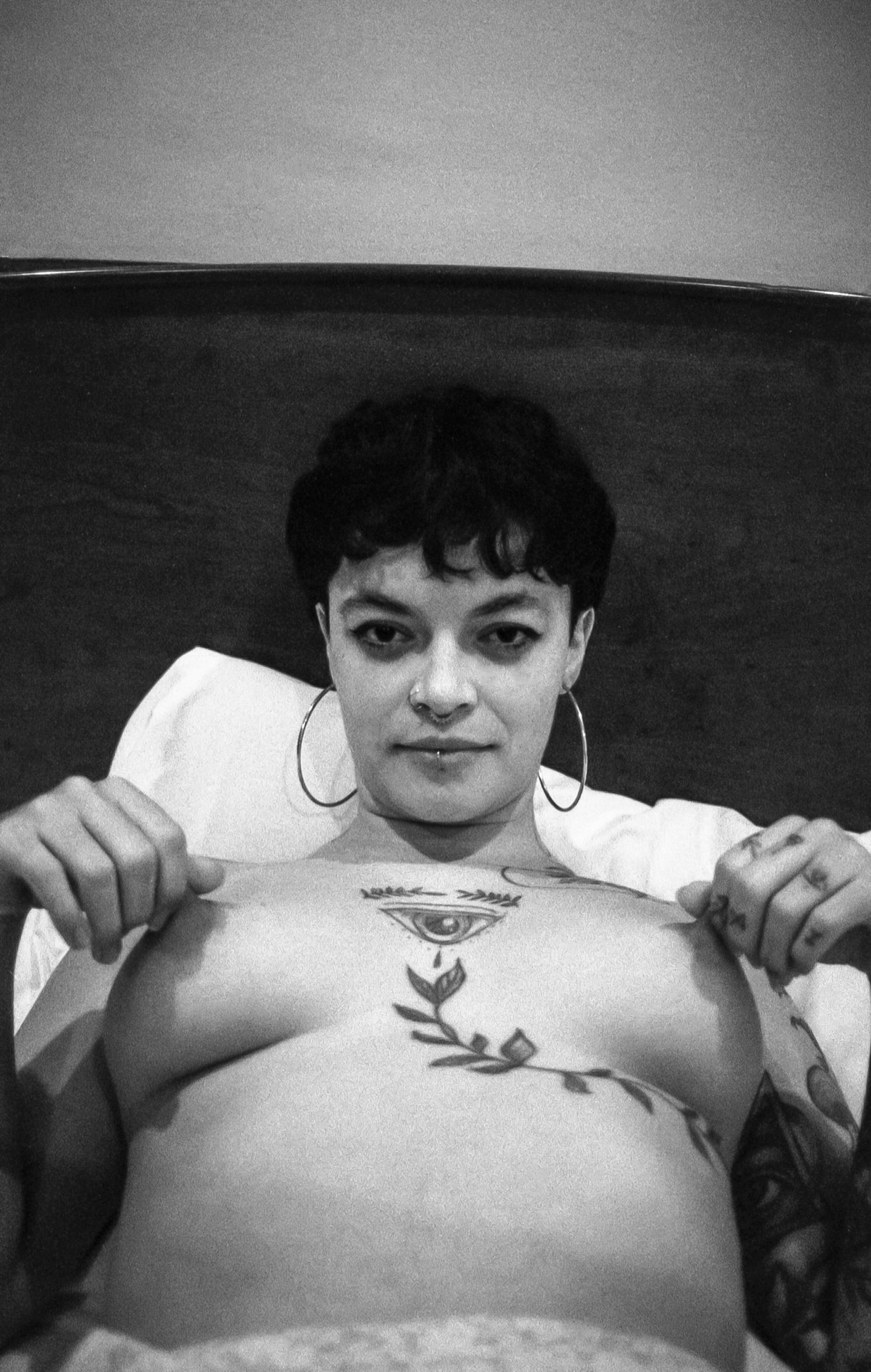 Sesión de fotos analógicas de desnudo y lencería con modelo