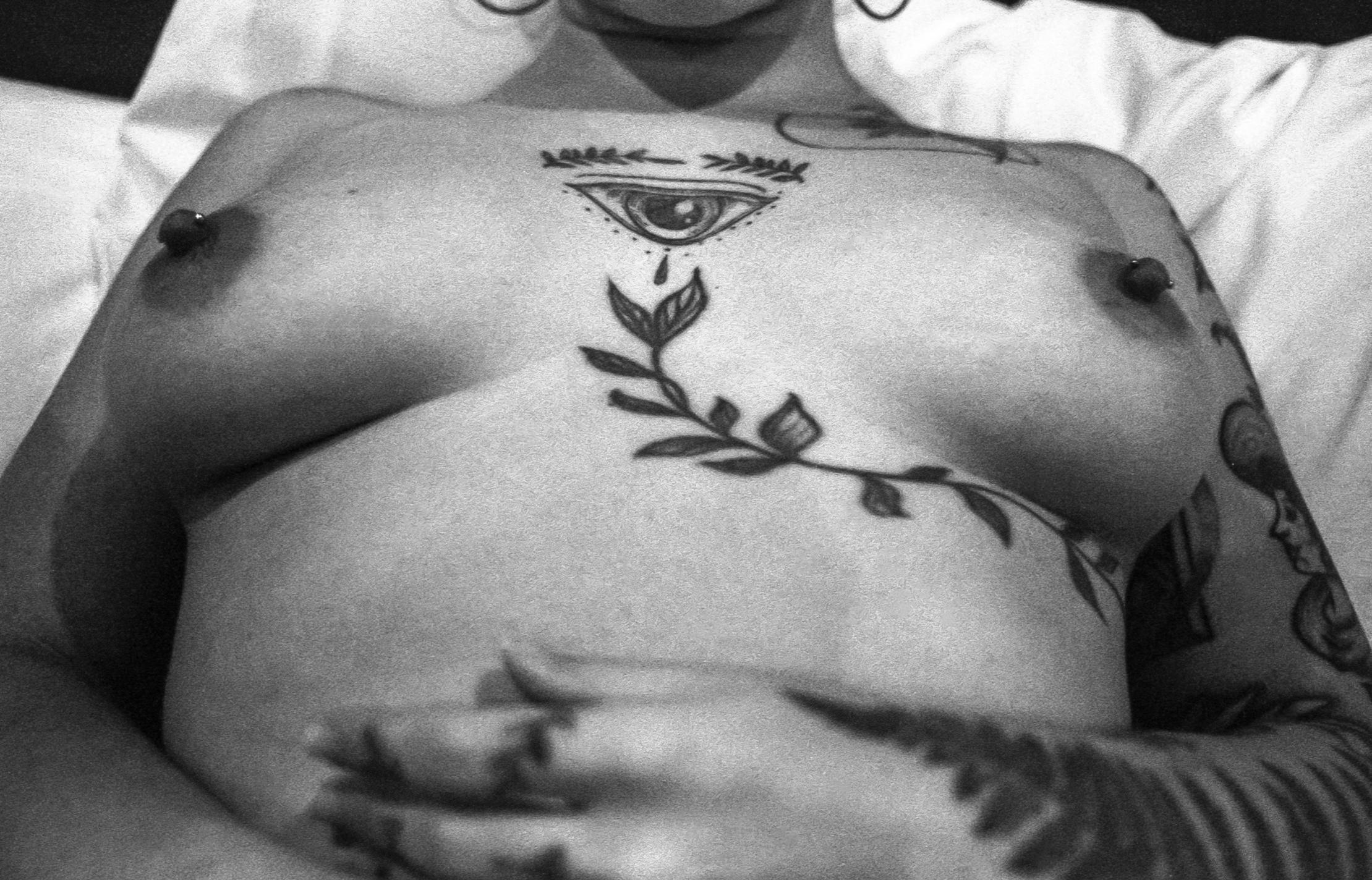 Sesión de fotos analógicas de desnudo y lencería con modelo