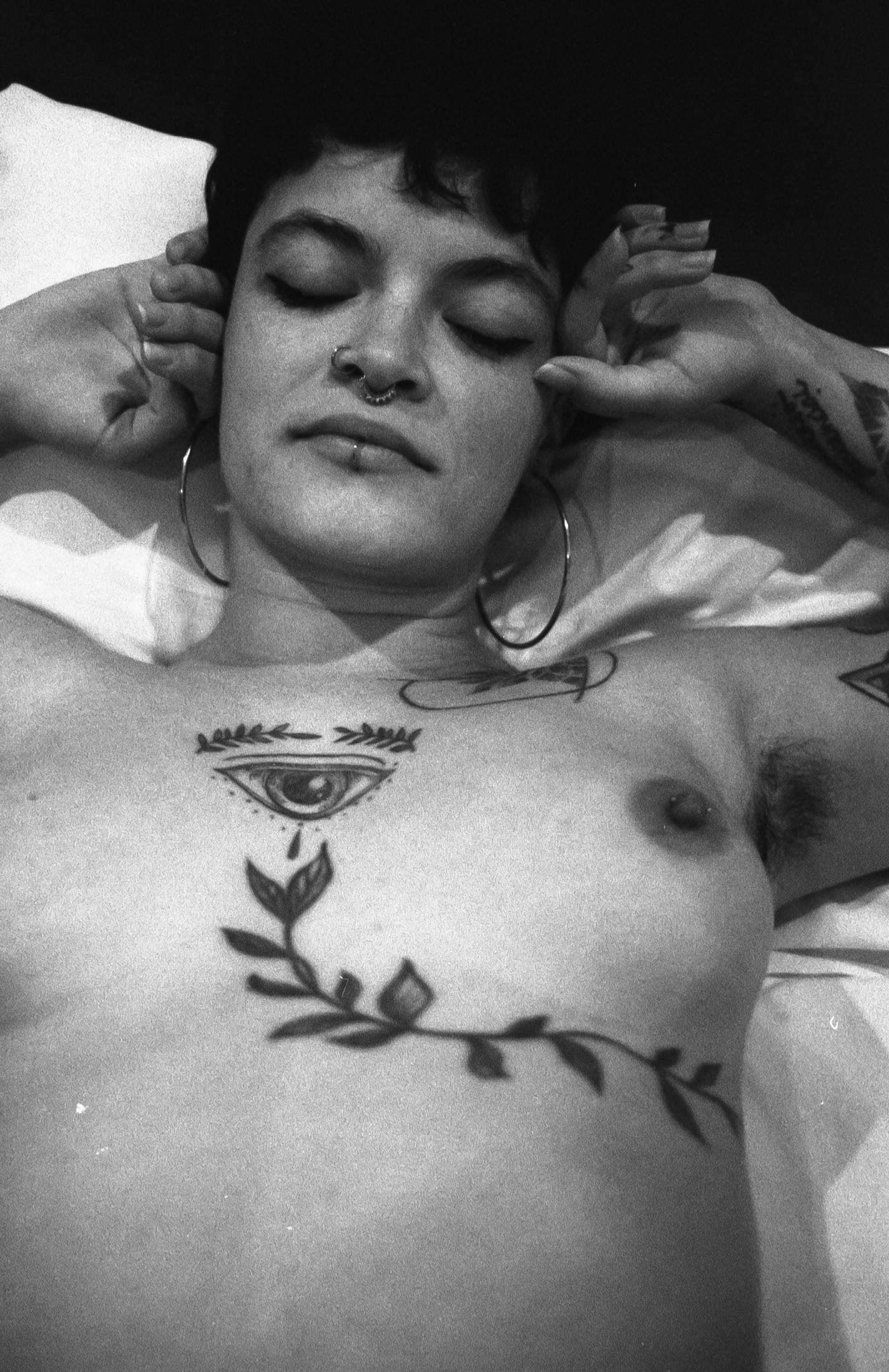 Sesión de fotos analógicas de desnudo y lencería con modelo