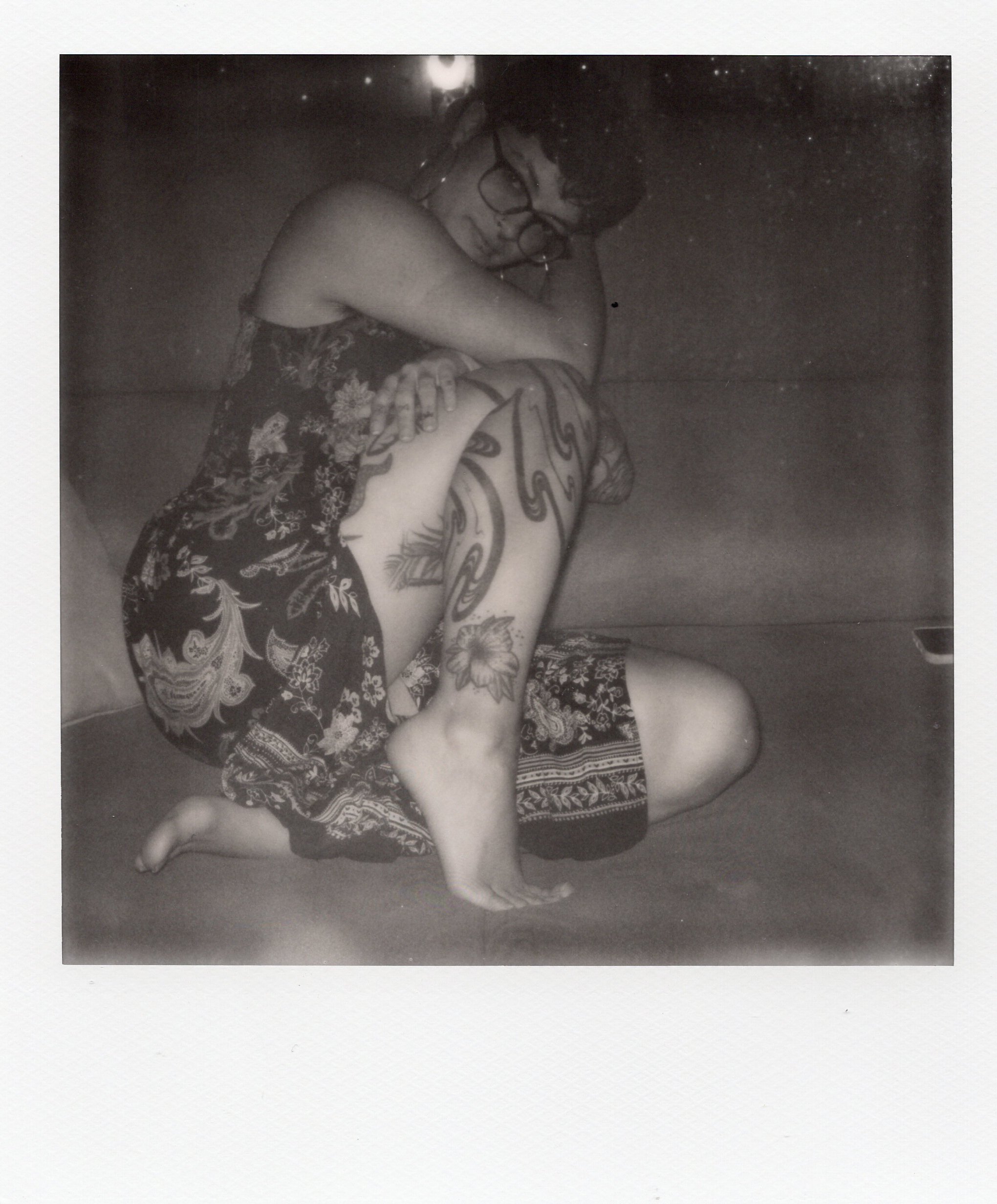 Sesión de fotos analógicas de desnudo y lencería con modelo