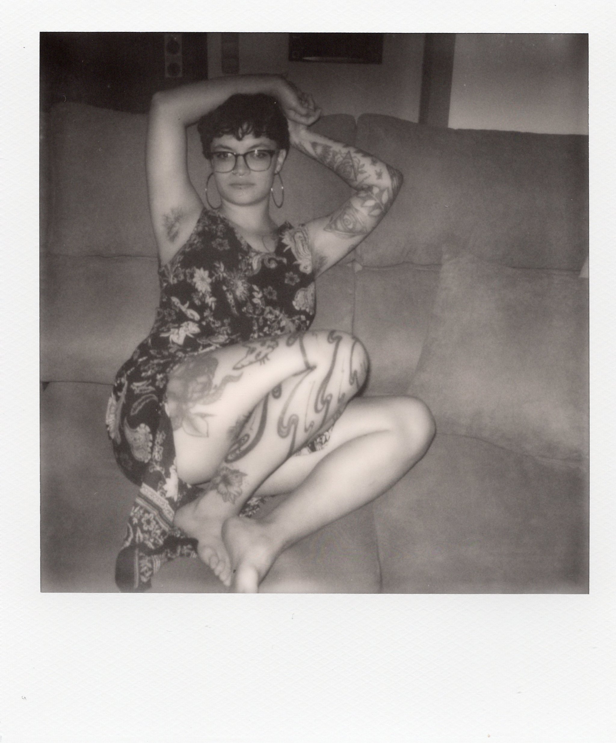 Sesión de fotos analógicas de desnudo y lencería con modelo