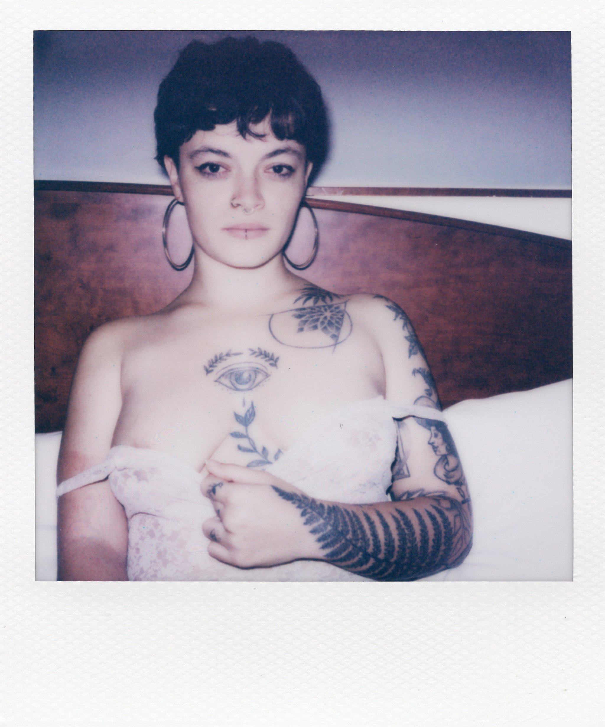 Sesión de fotos analógicas de desnudo y lencería con modelo
