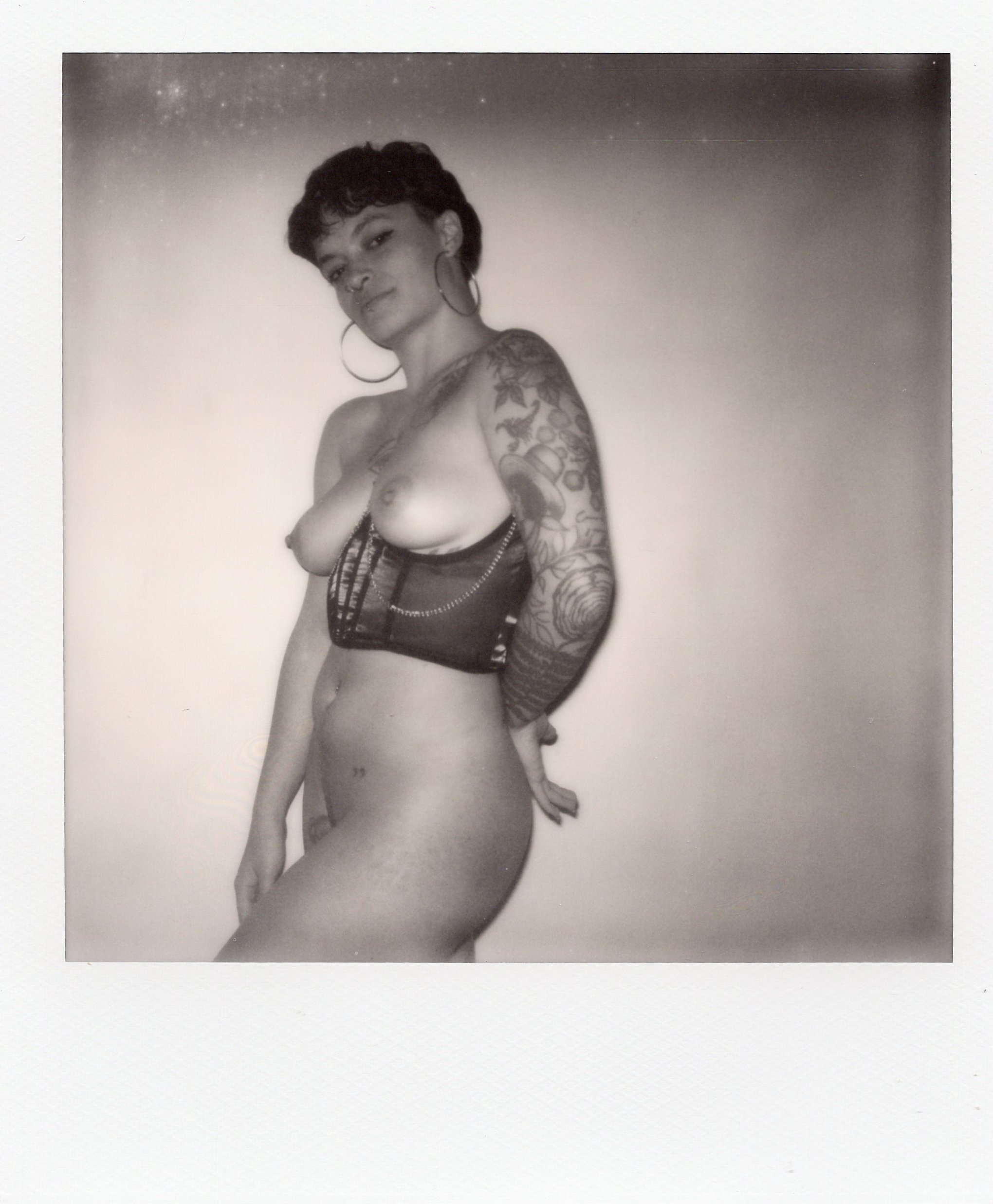 Sesión de fotos analógicas de desnudo y lencería con modelo