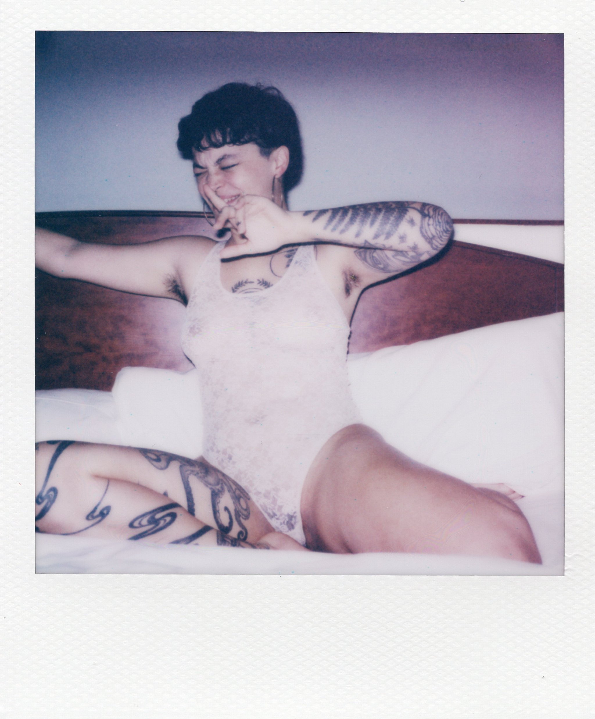 Sesión de fotos analógicas de desnudo y lencería con modelo