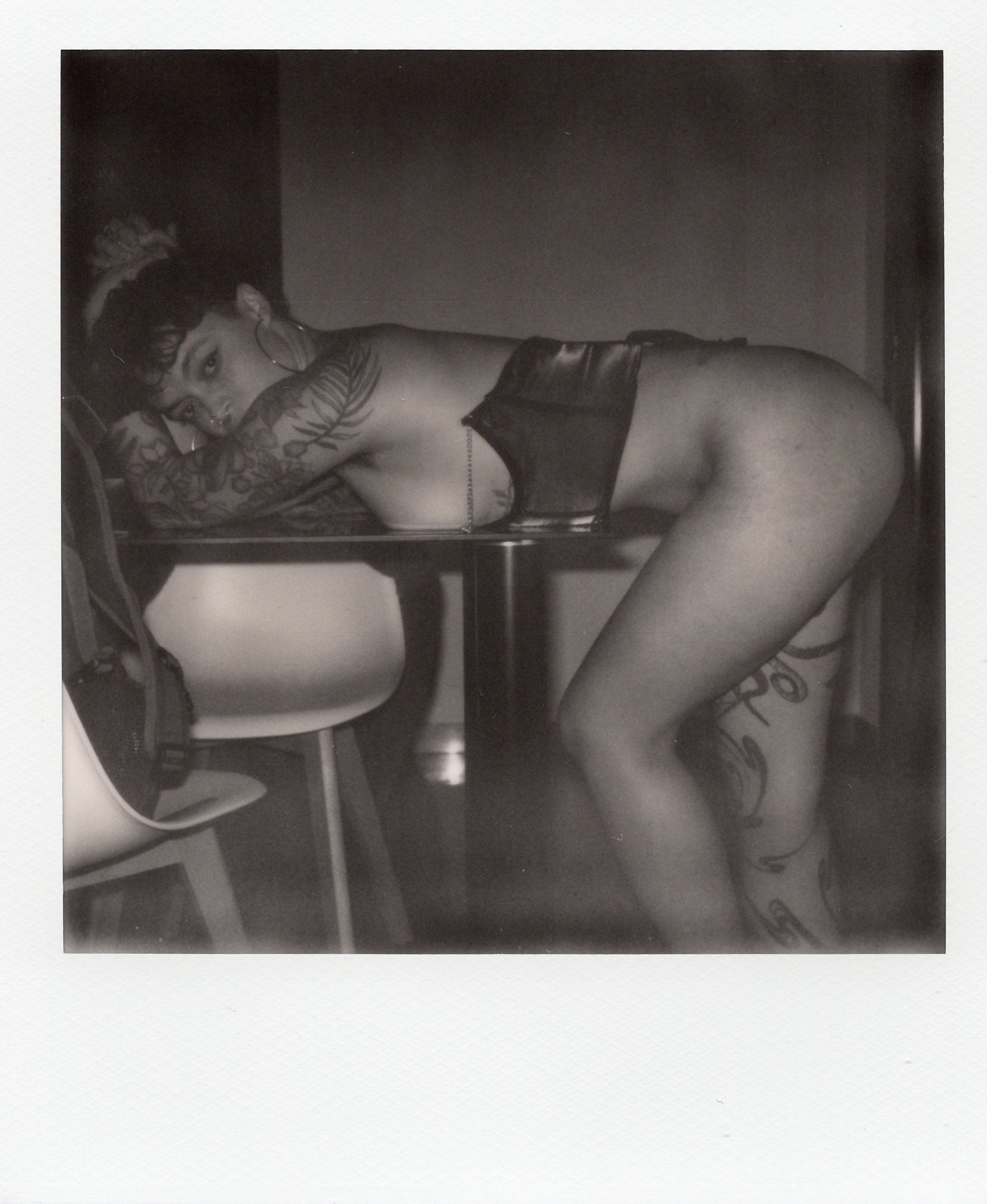 Sesión de fotos analógicas de desnudo y lencería con modelo