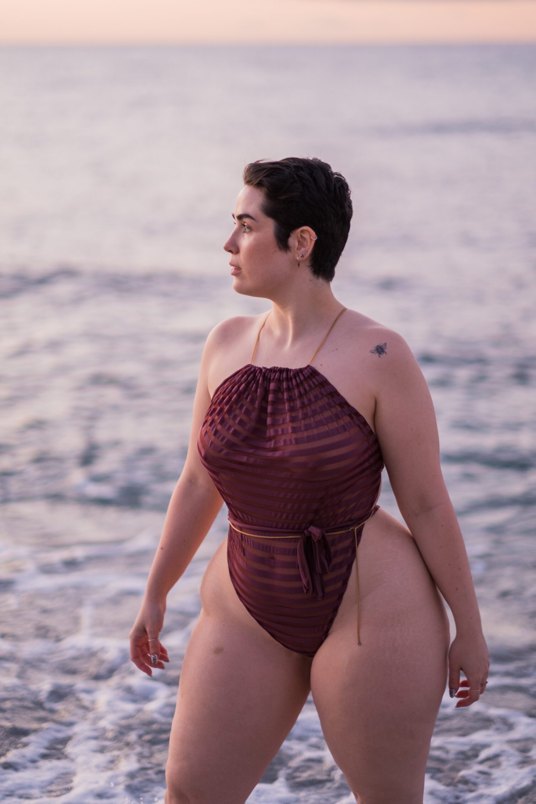 Sesión de fotos con modelos en la playa al amanecer. Workshop