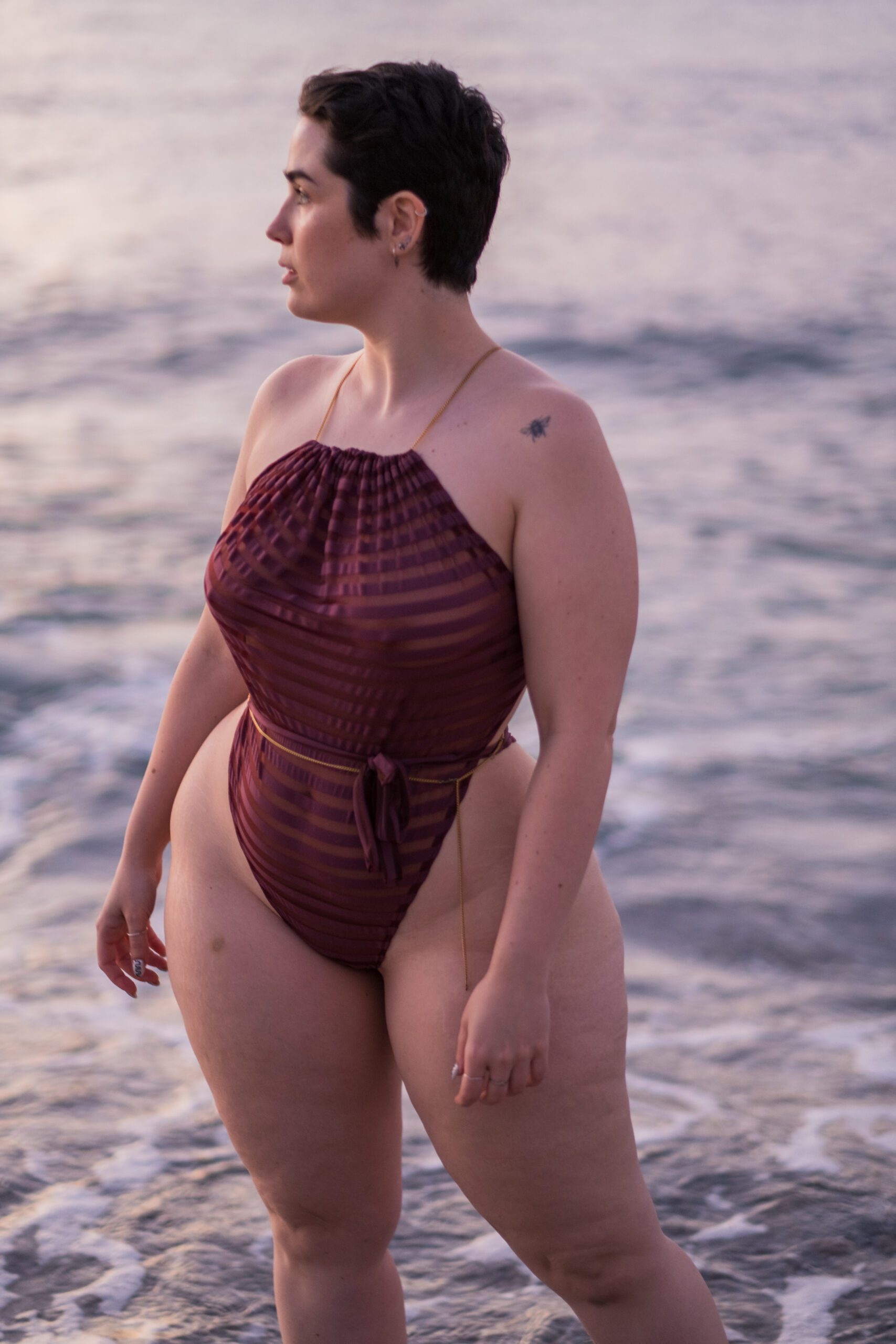 Sesión de fotos con modelos en la playa al amanecer. Workshop