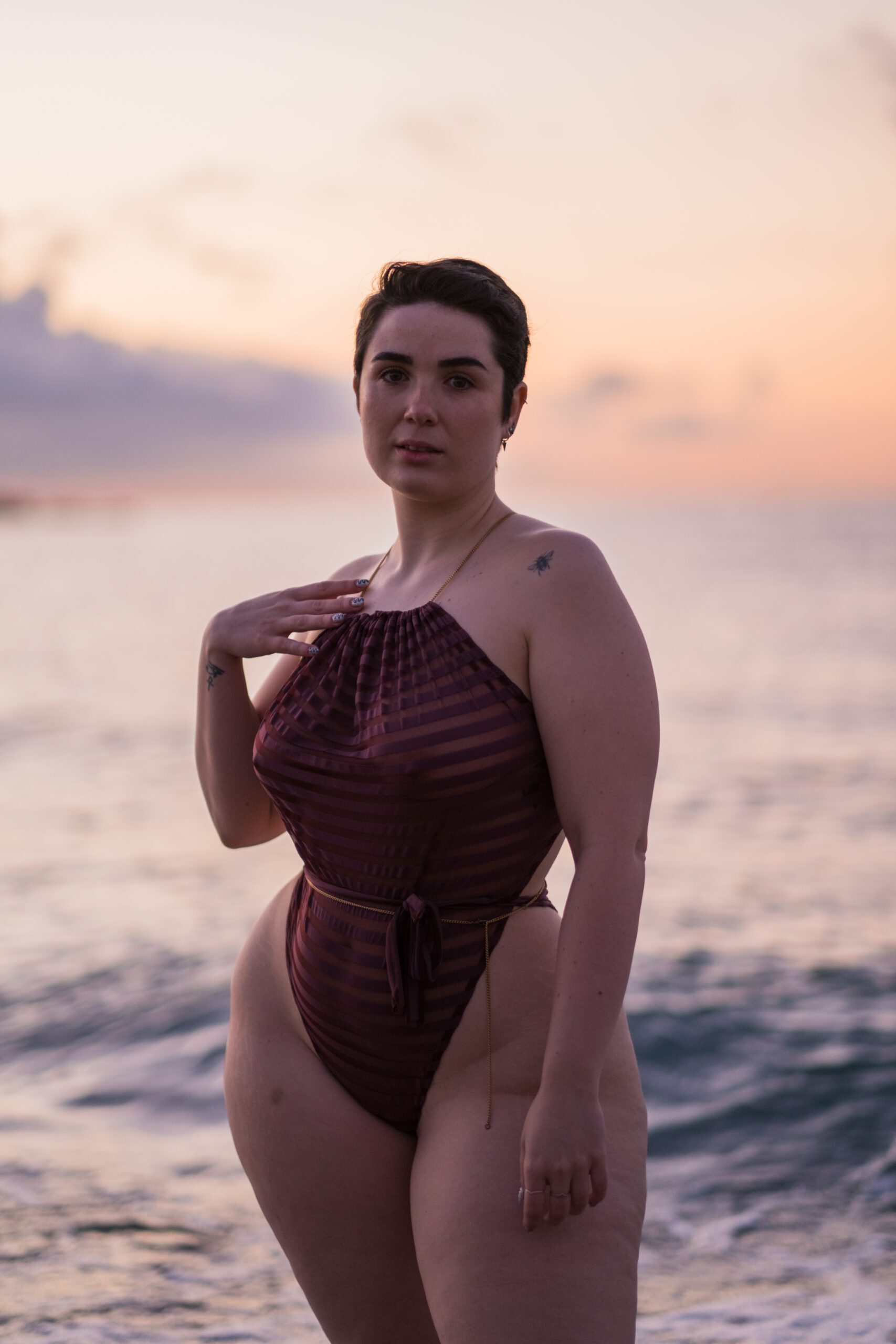 Sesión de fotos con modelos en la playa al amanecer. Workshop