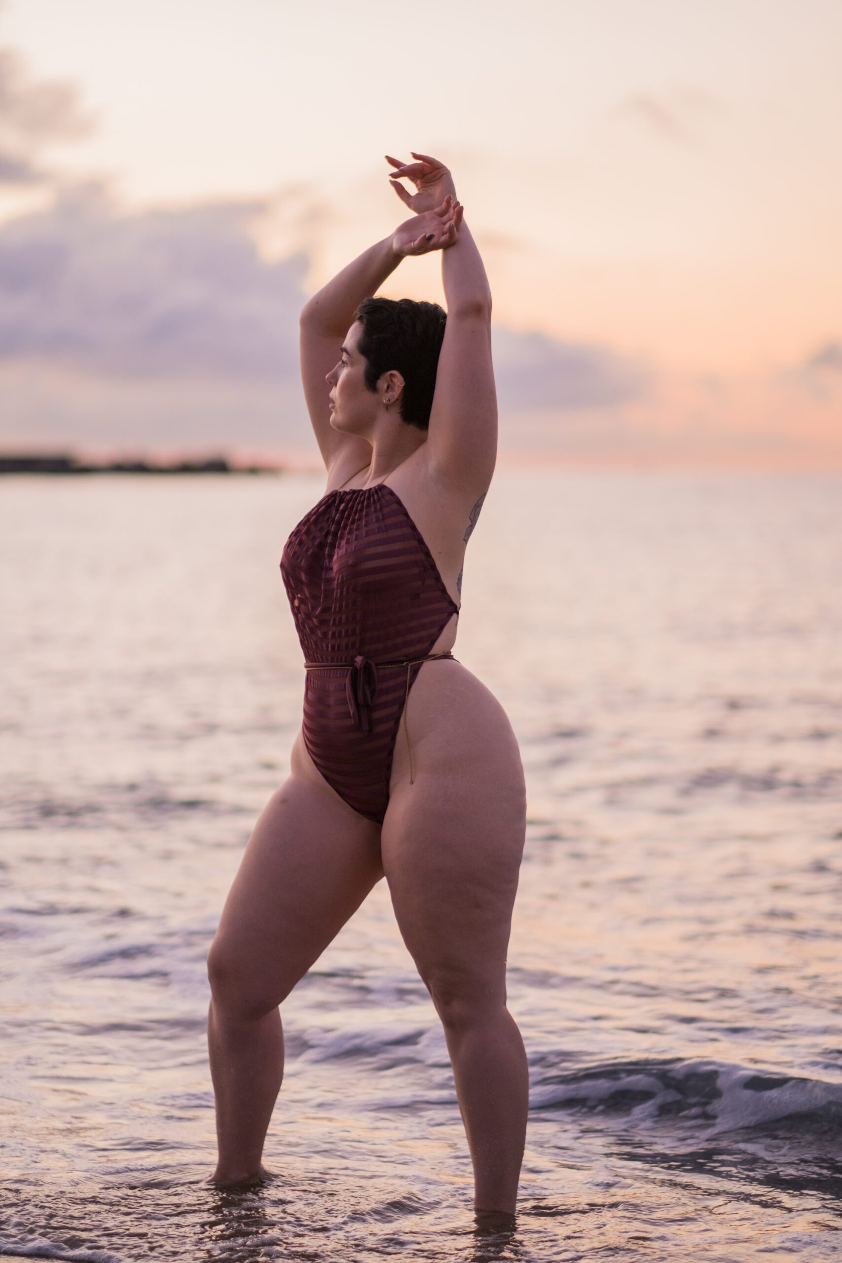Sesión de fotos con modelos en la playa al amanecer. Workshop