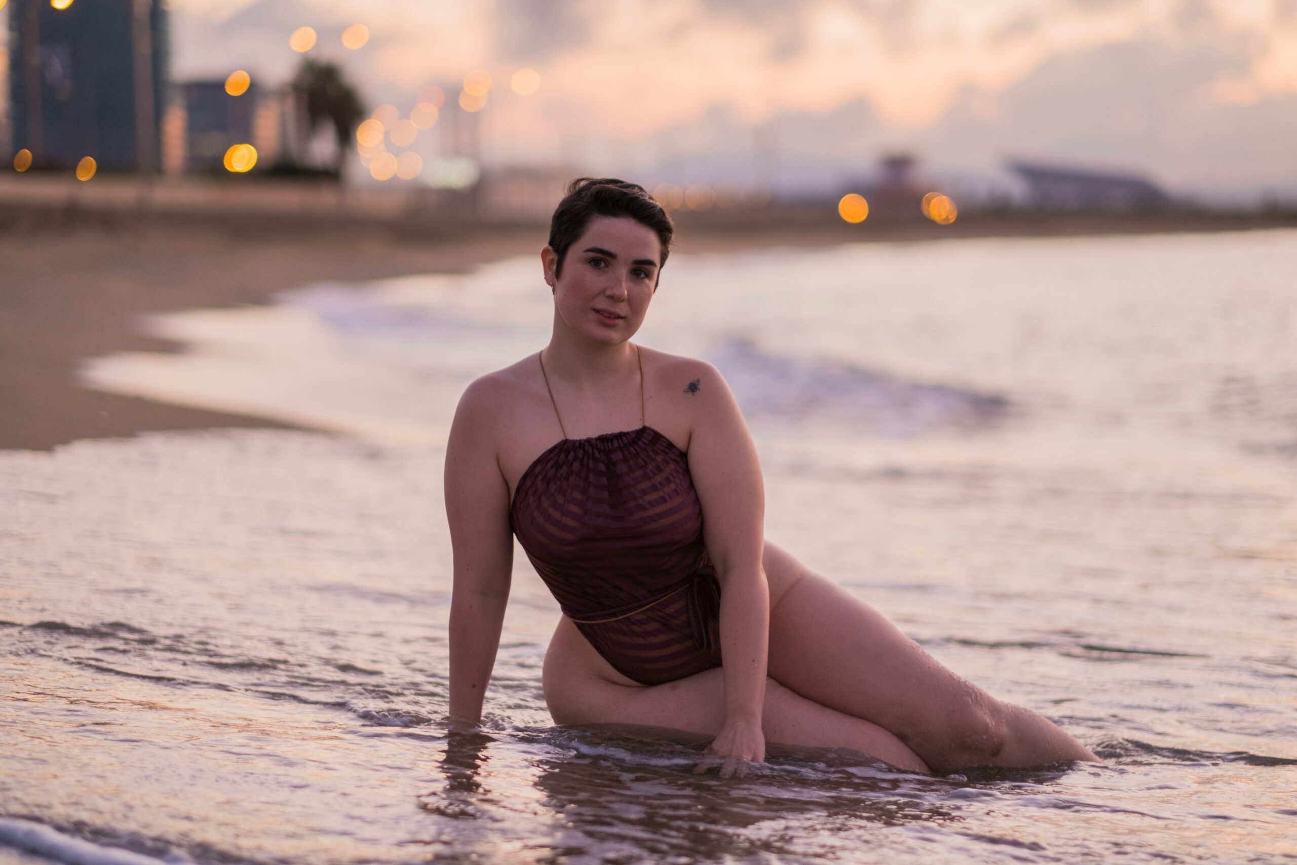 Sesión de fotos con modelos en la playa al amanecer. Workshop