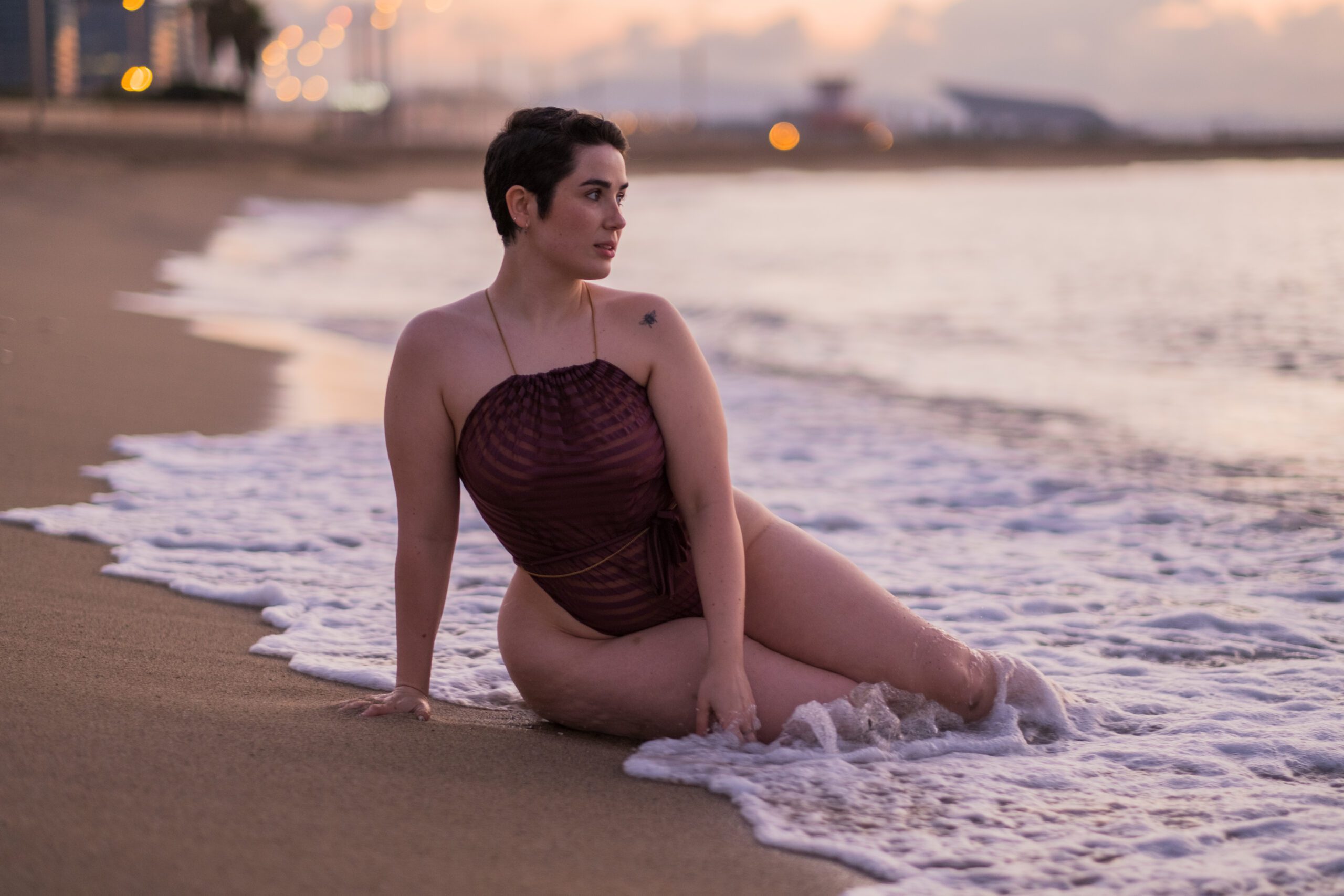 Sesión de fotos con modelos en la playa al amanecer. Workshop