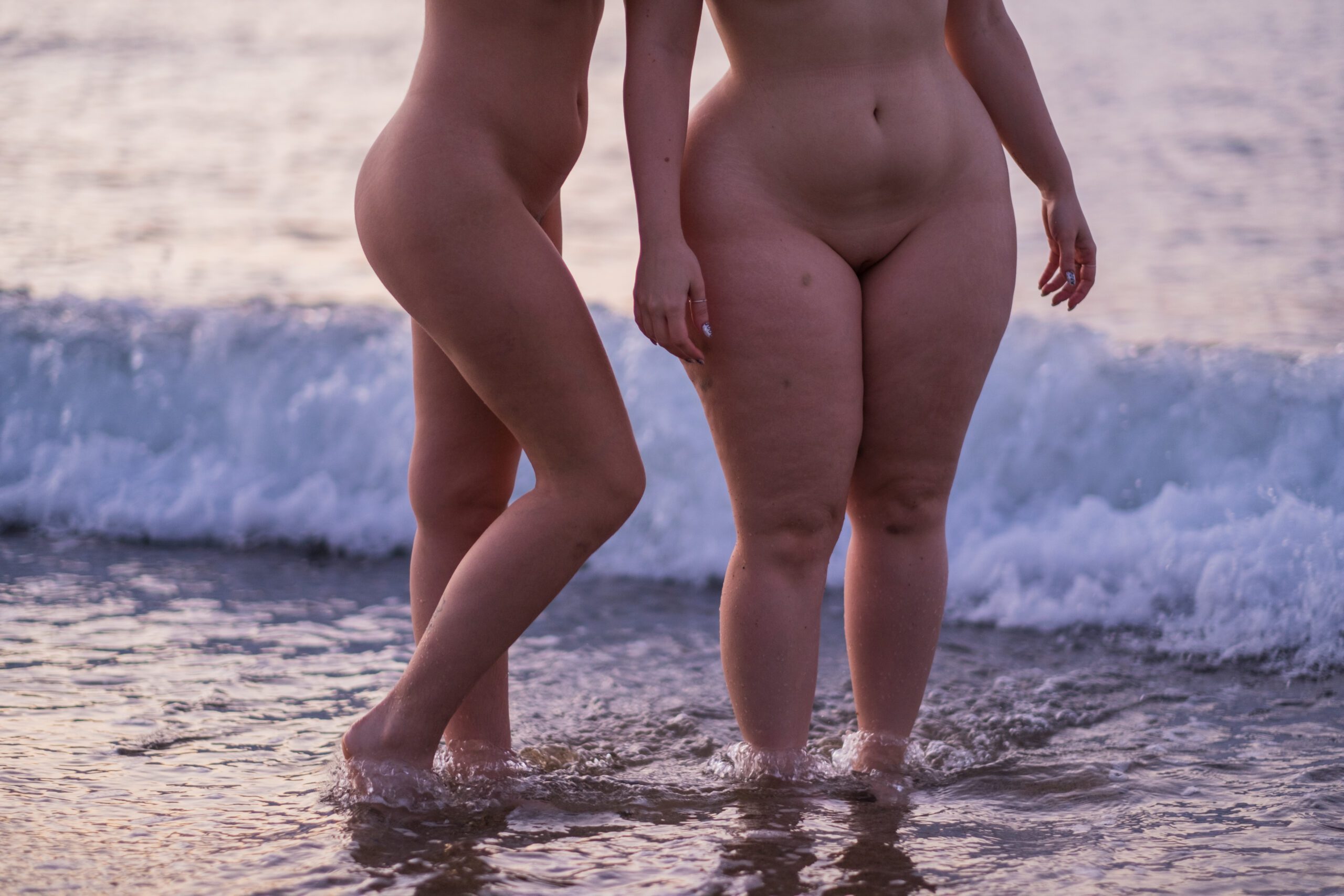 Sesión de fotos con modelos en la playa al amanecer. Workshop