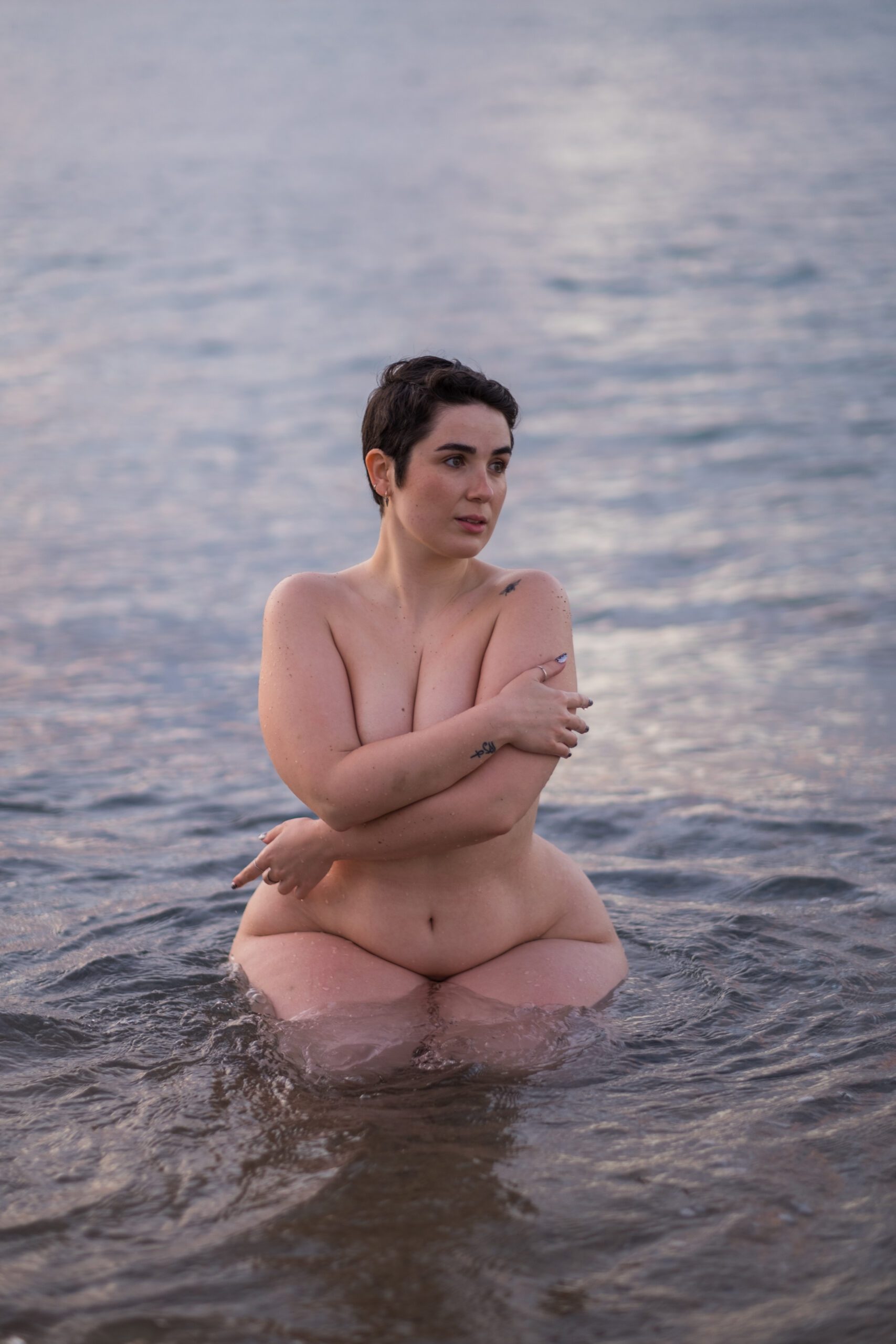 Sesión de fotos con modelos en la playa al amanecer. Workshop