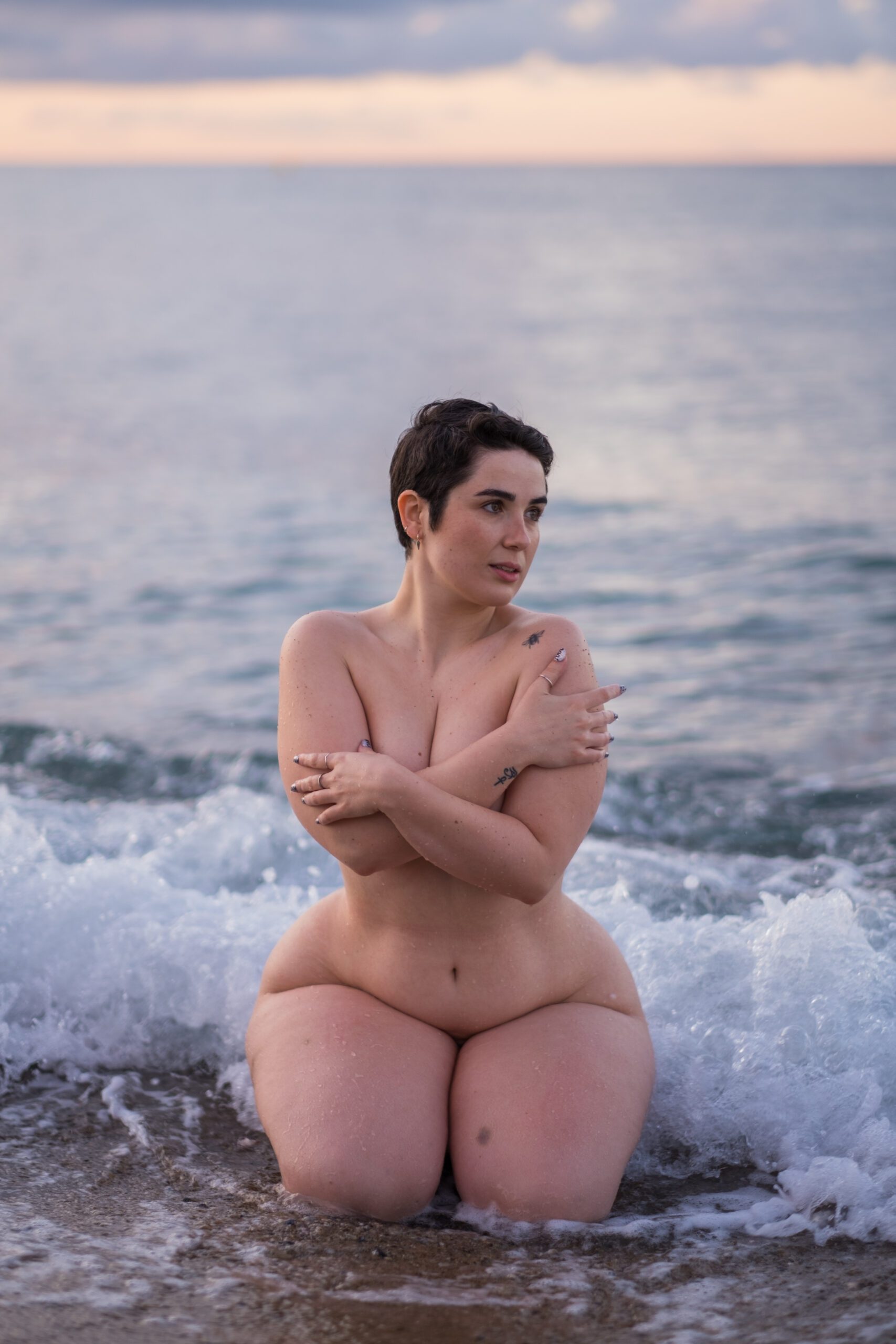 Sesión de fotos con modelos en la playa al amanecer. Workshop