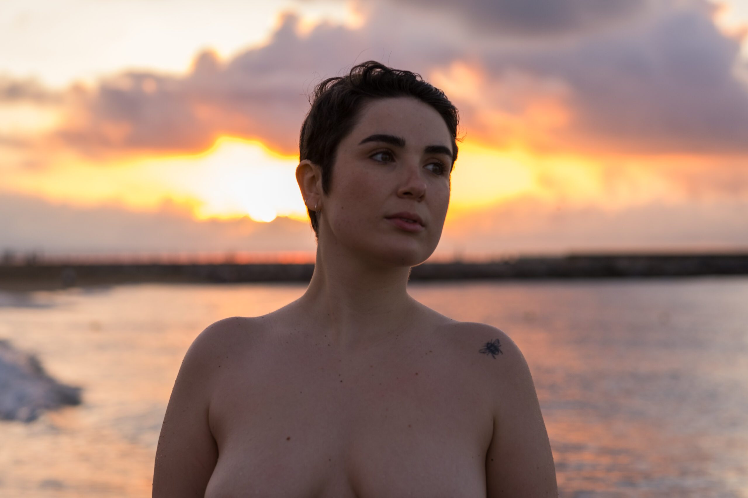 Sesión de fotos con modelos en la playa al amanecer. Workshop