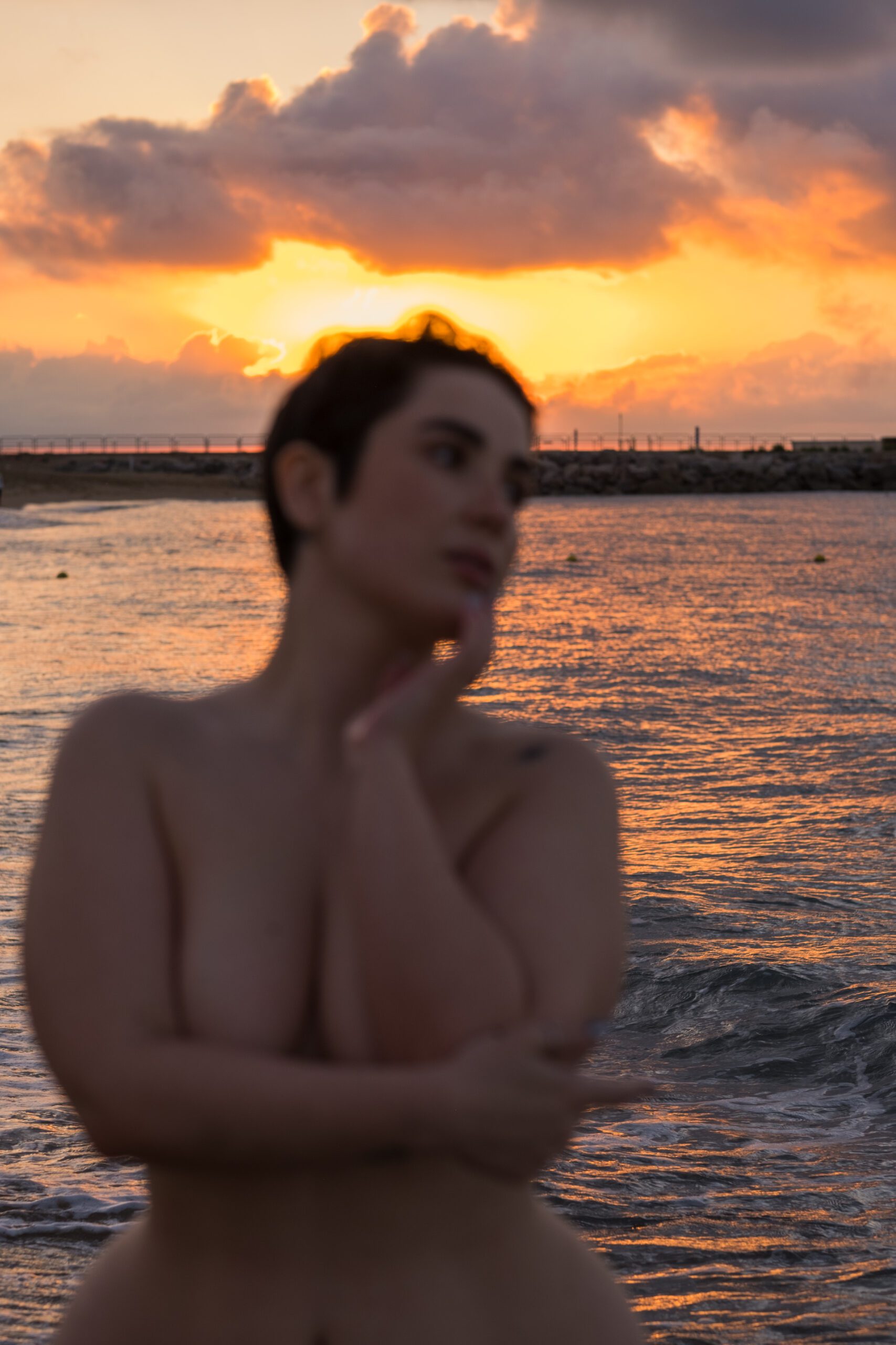 Sesión de fotos con modelos en la playa al amanecer. Workshop