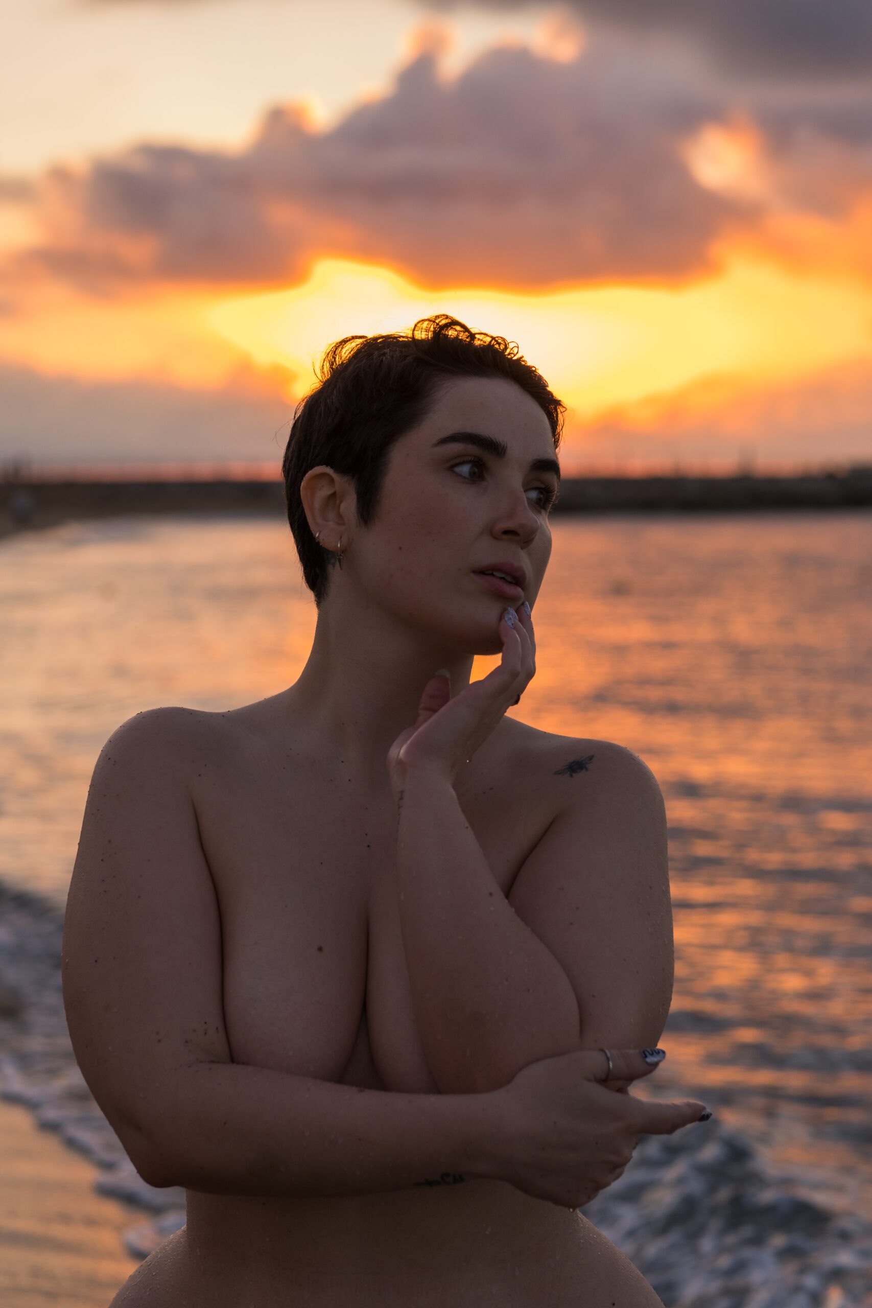 Sesión de fotos con modelos en la playa al amanecer. Workshop