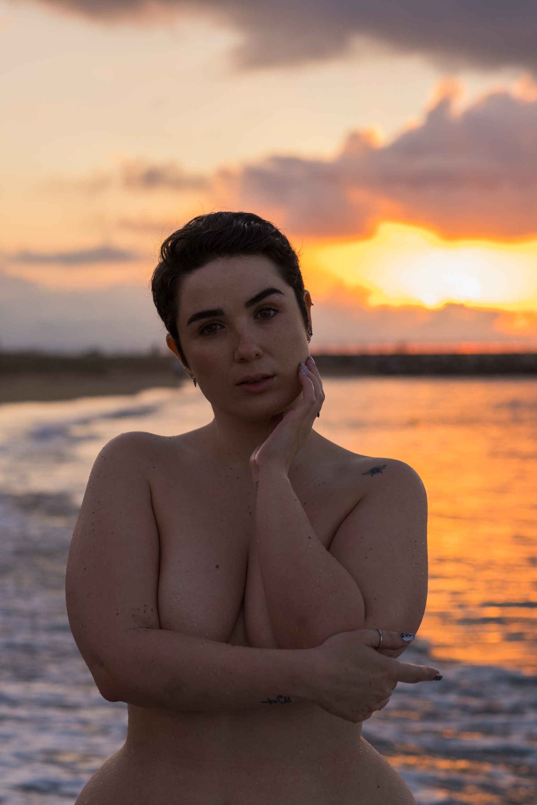 Sesión de fotos con modelos en la playa al amanecer. Workshop