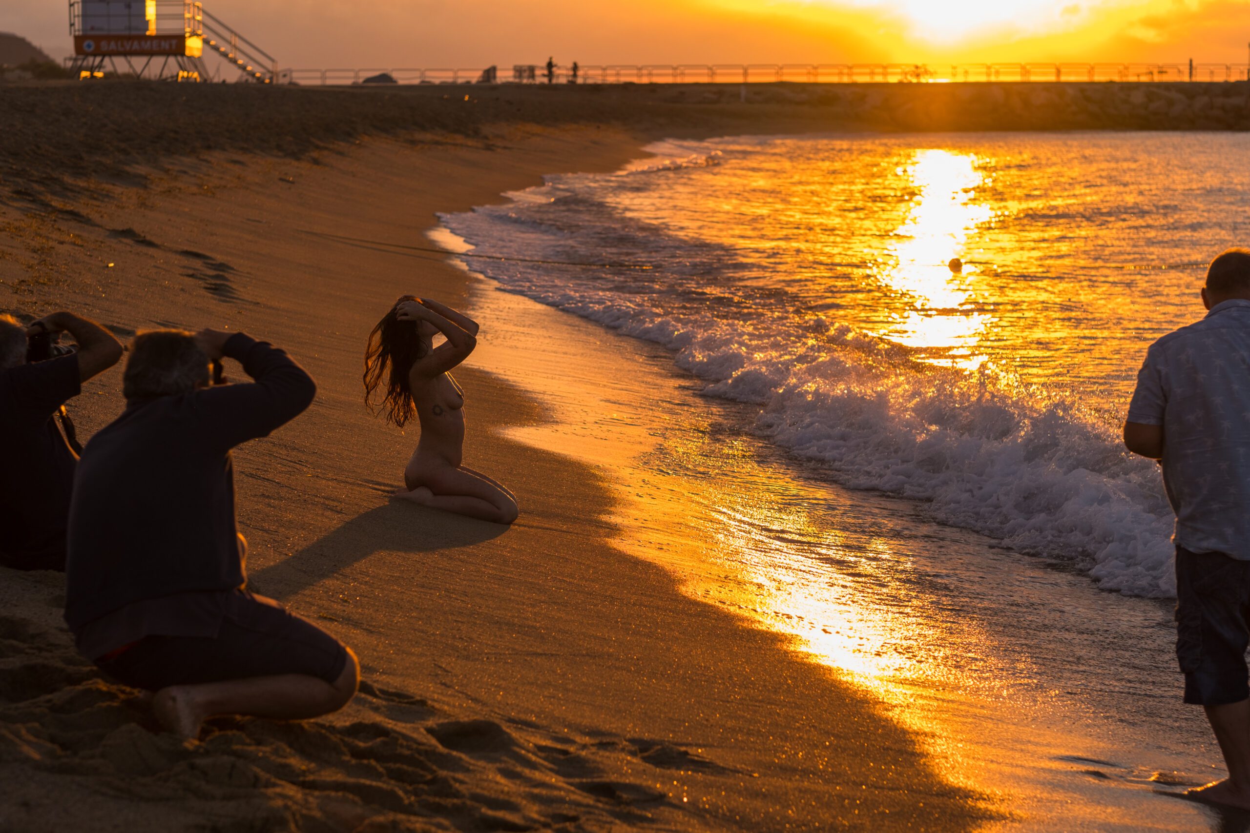 Sesión de fotos con modelos en la playa al amanecer. Workshop