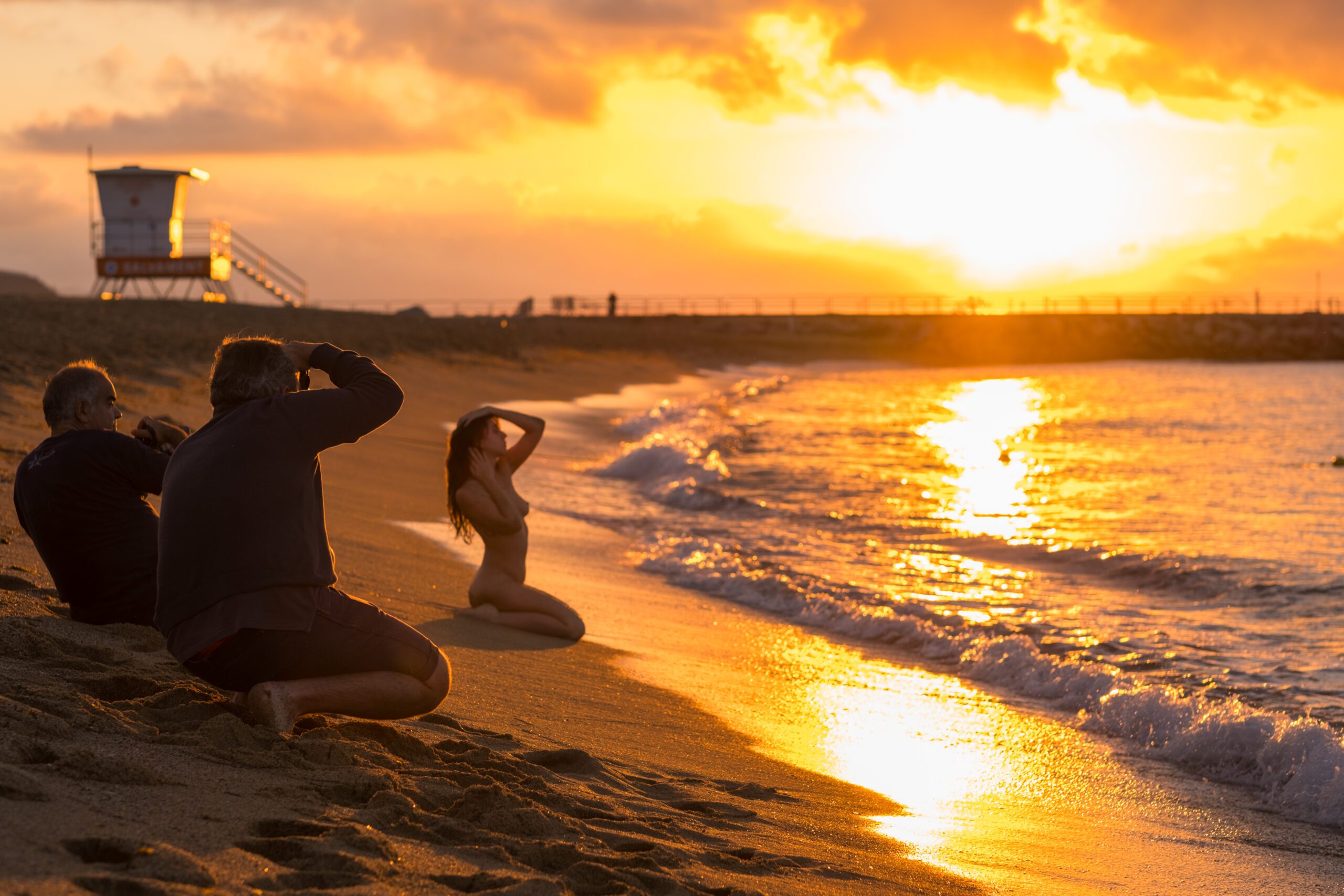 Sesión de fotos con modelos en la playa al amanecer. Workshop