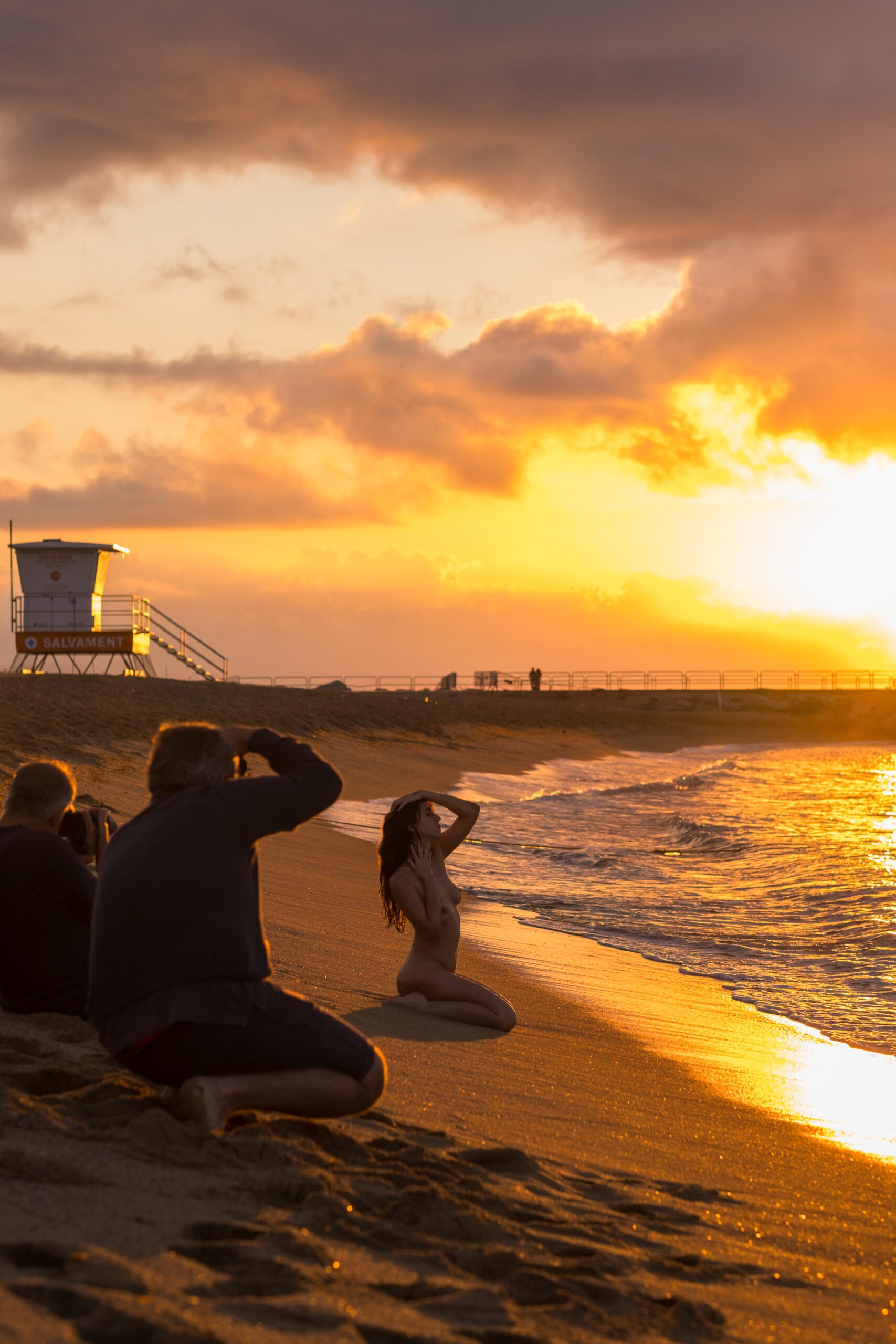 Sesión de fotos con modelos en la playa al amanecer. Workshop