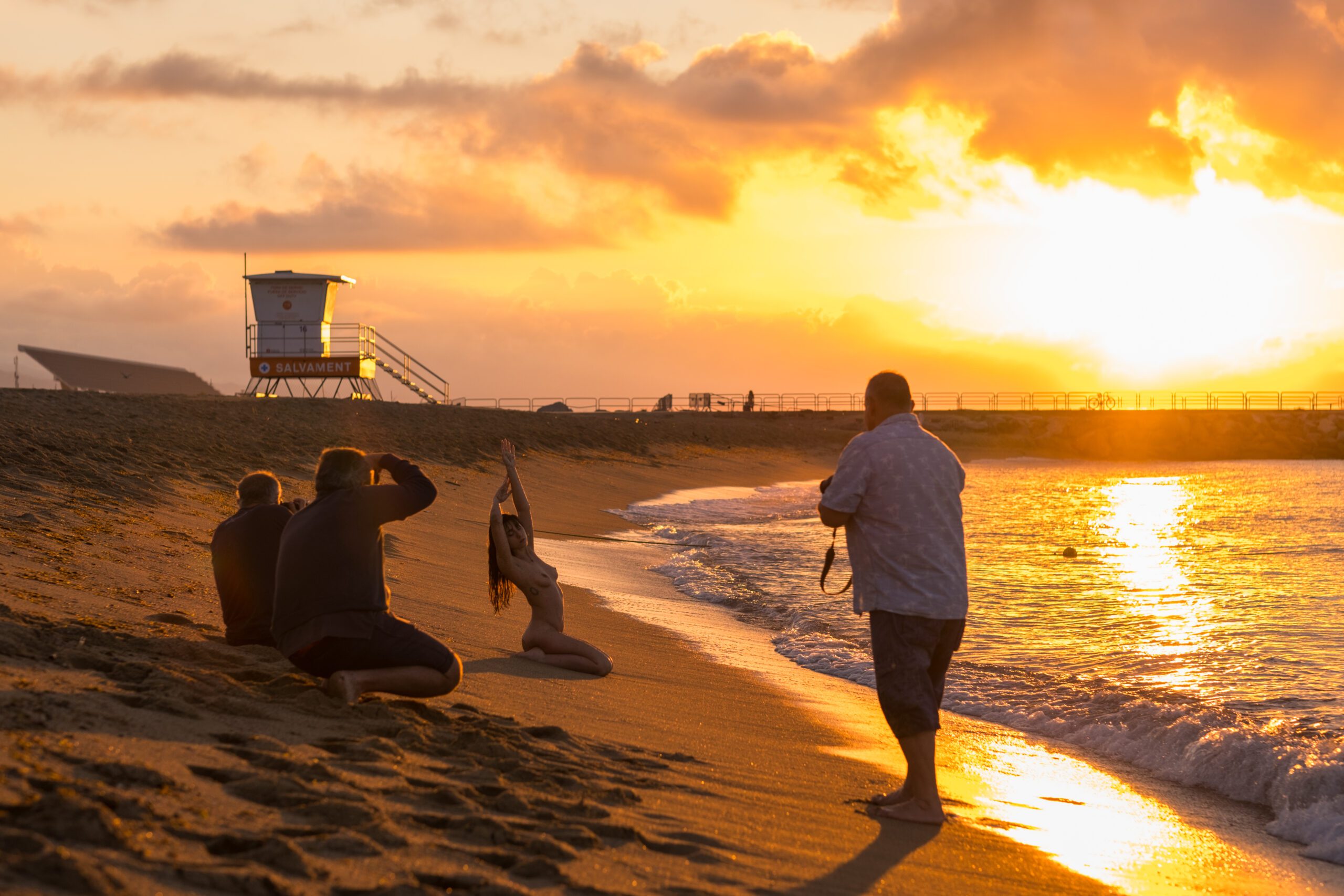 Sesión de fotos con modelos en la playa al amanecer. Workshop