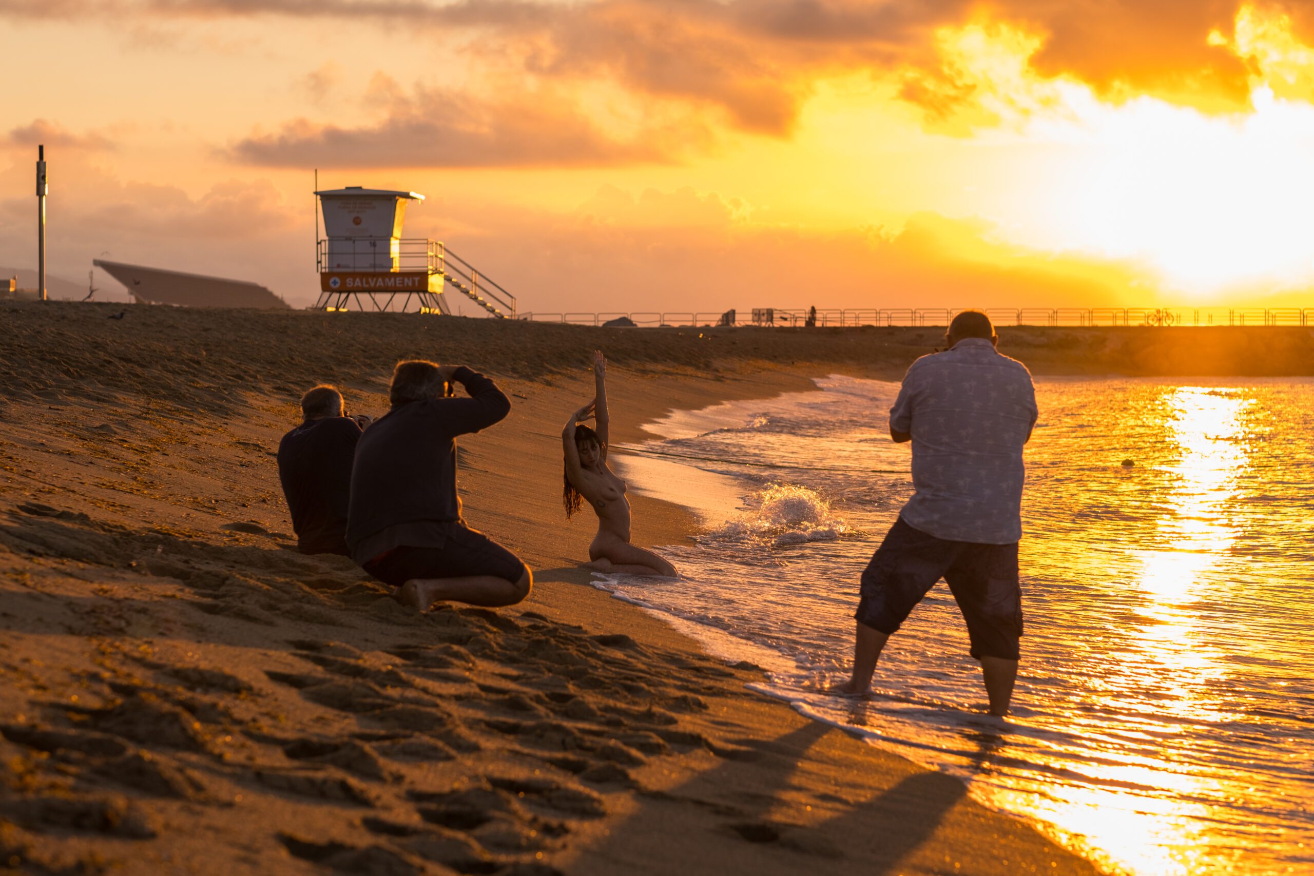 Sesión de fotos con modelos en la playa al amanecer. Workshop