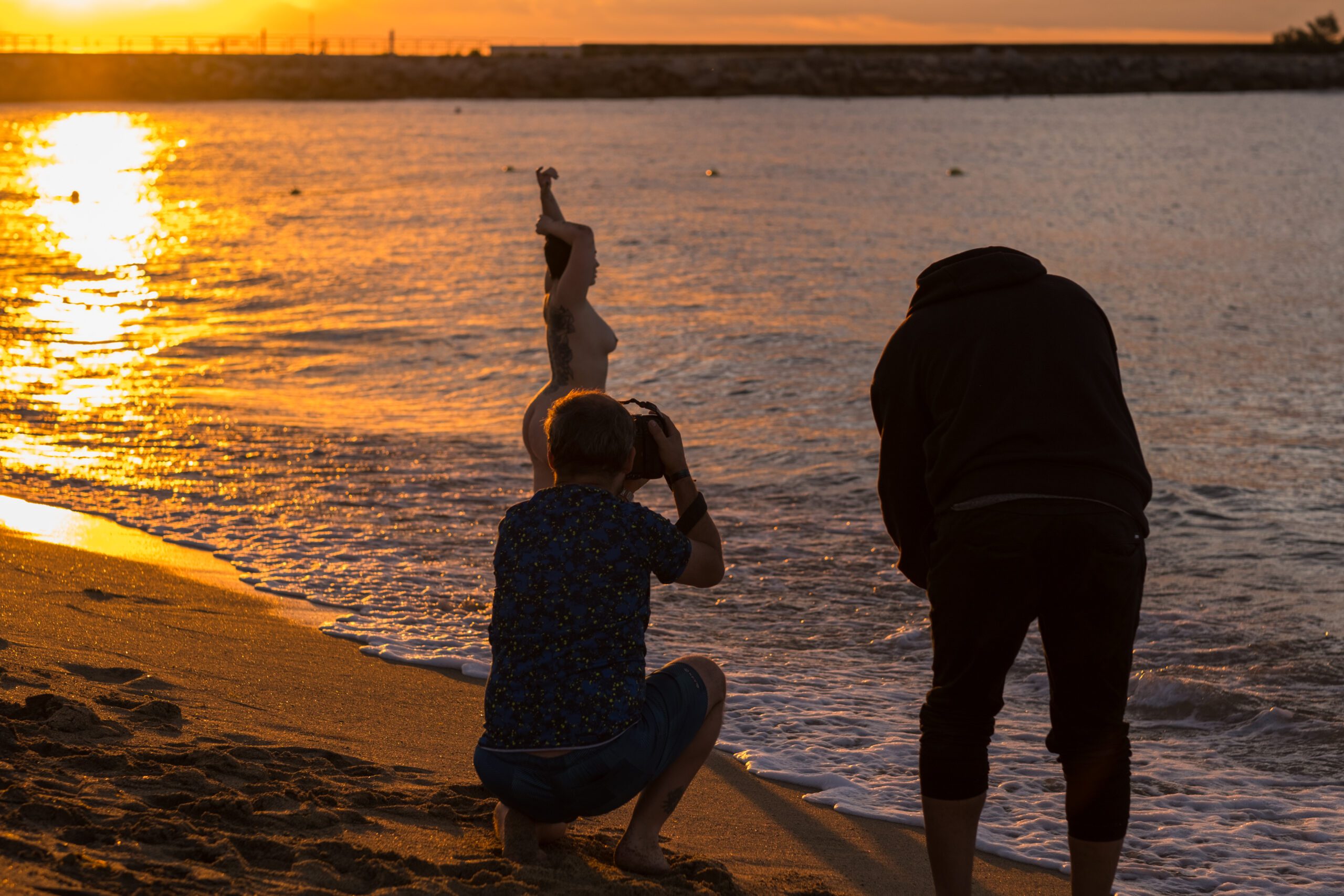 Sesión de fotos con modelos en la playa al amanecer. Workshop