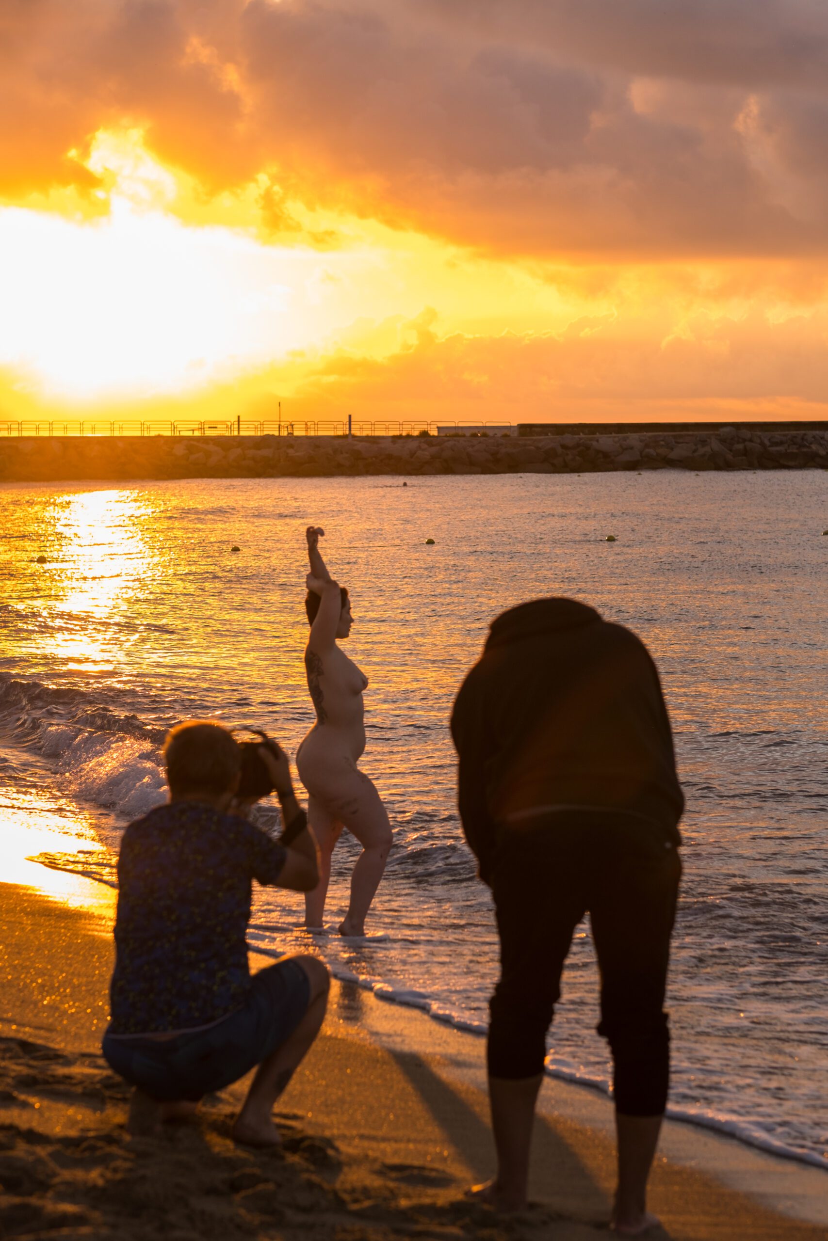 Sesión de fotos con modelos en la playa al amanecer. Workshop