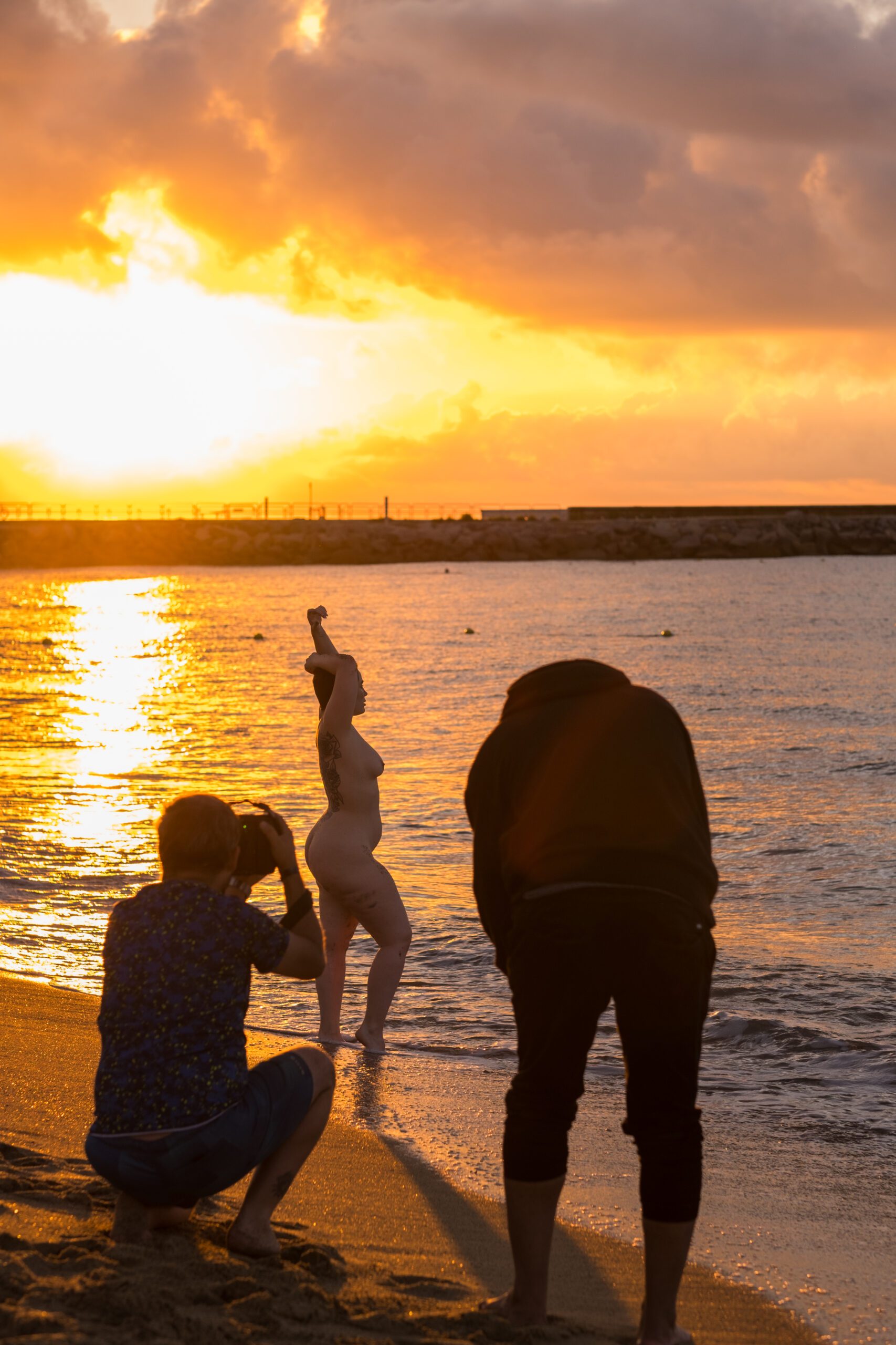 Sesión de fotos con modelos en la playa al amanecer. Workshop
