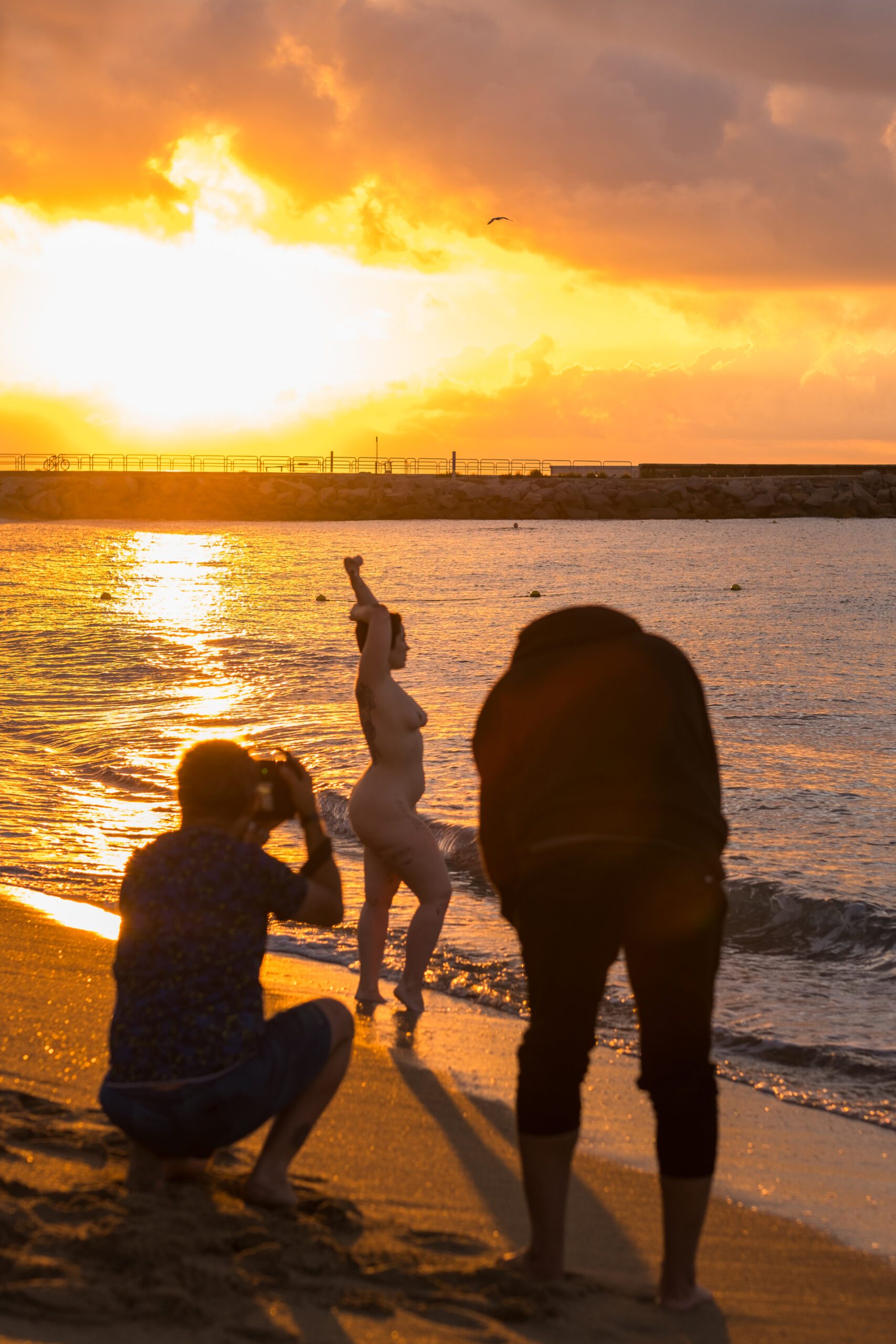 Sesión de fotos con modelos en la playa al amanecer. Workshop
