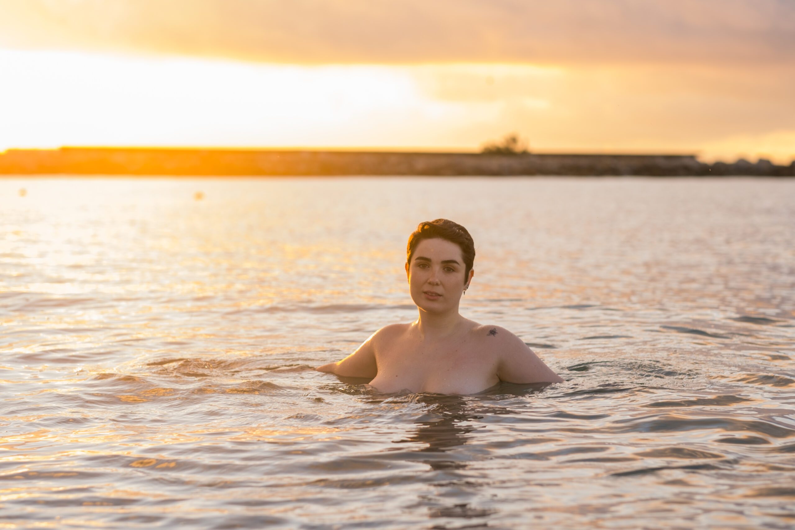 Sesión de fotos con modelos en la playa al amanecer. Workshop