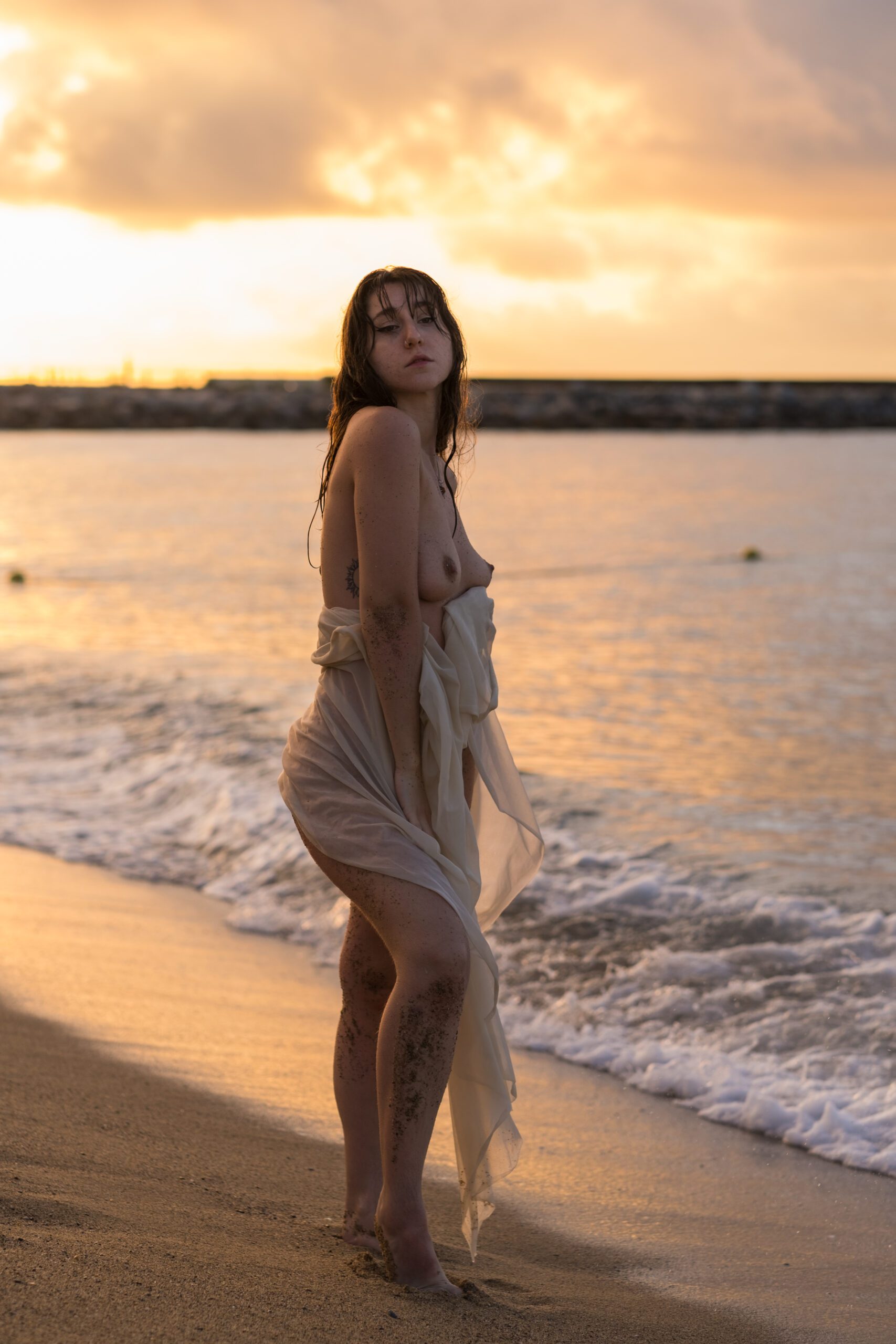 Sesión de fotos con modelos en la playa al amanecer. Workshop