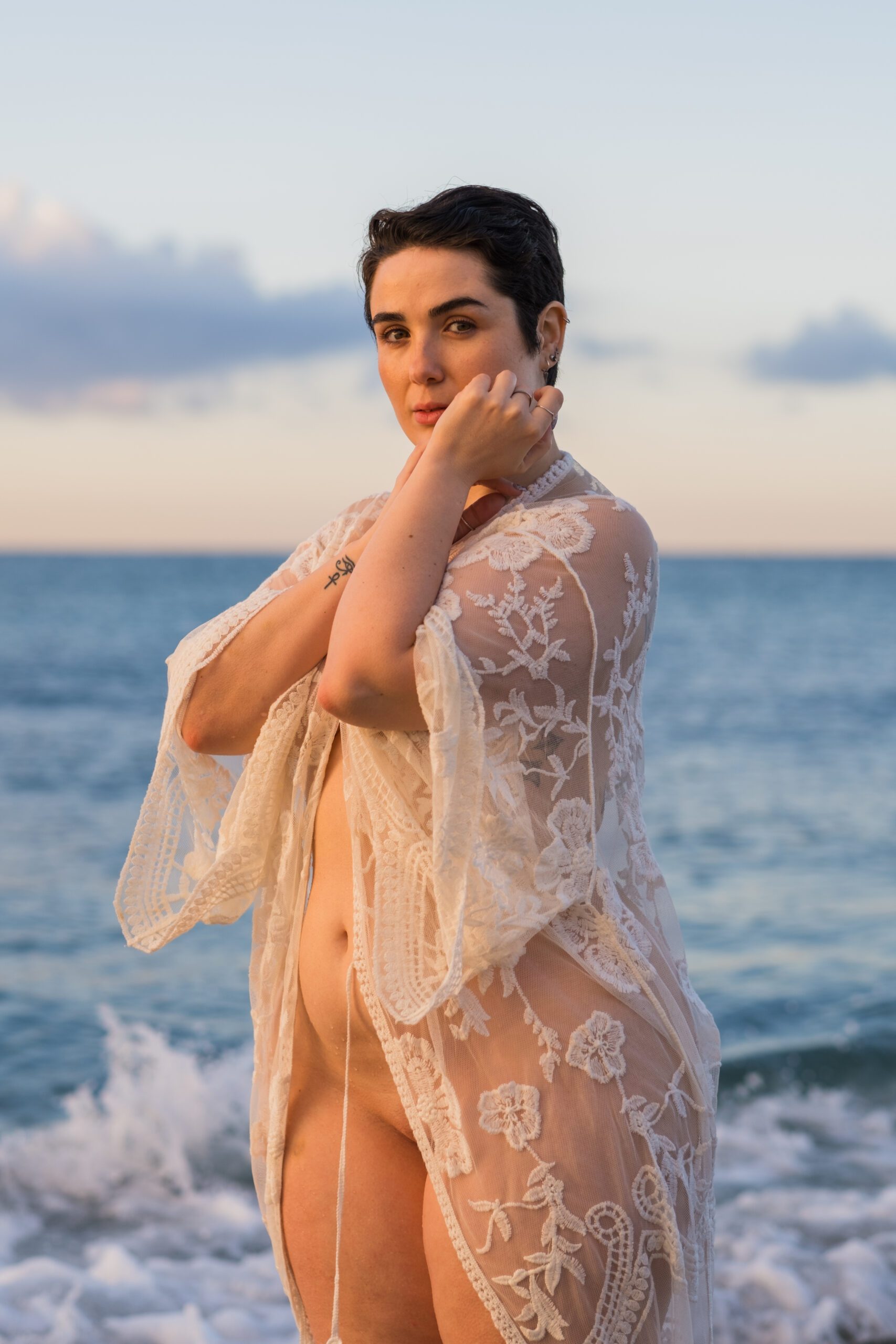 Sesión de fotos con modelos en la playa al amanecer. Workshop
